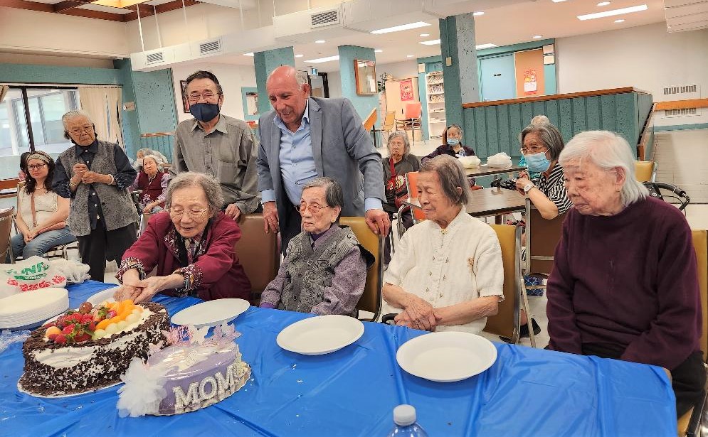 Aris_Babikian's tweet photo. I had a great time celebrating Mother’s Day with Wishing Well Manor seniors and enjoyed their stories and contributions.
#ScarboroughAgincourt #ONPoli #ScarbTo #scmirror #scarborough https://t.co/D8ENbtfHl2
