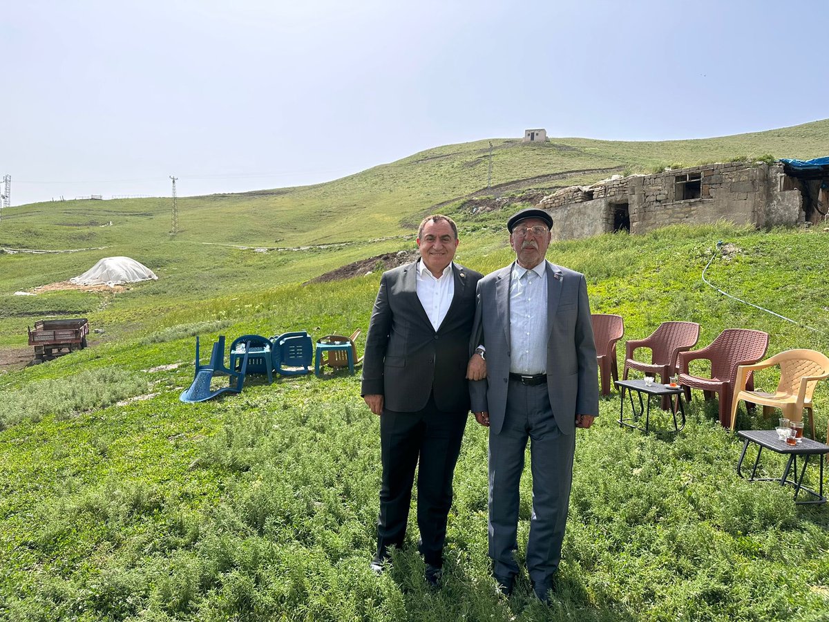 Bulanık İlçemize bağlı Şatırlar Köyümüzde Ziya Yaşar amcamızı ve yöre halkını ziyaret ettik. Misafirperverliğinden dolayı Şatırlar Köyü sakinlerine teşekkür ederiz. 
#TürkiyeYüzyılı
#DoğruZamanDoğruAdam