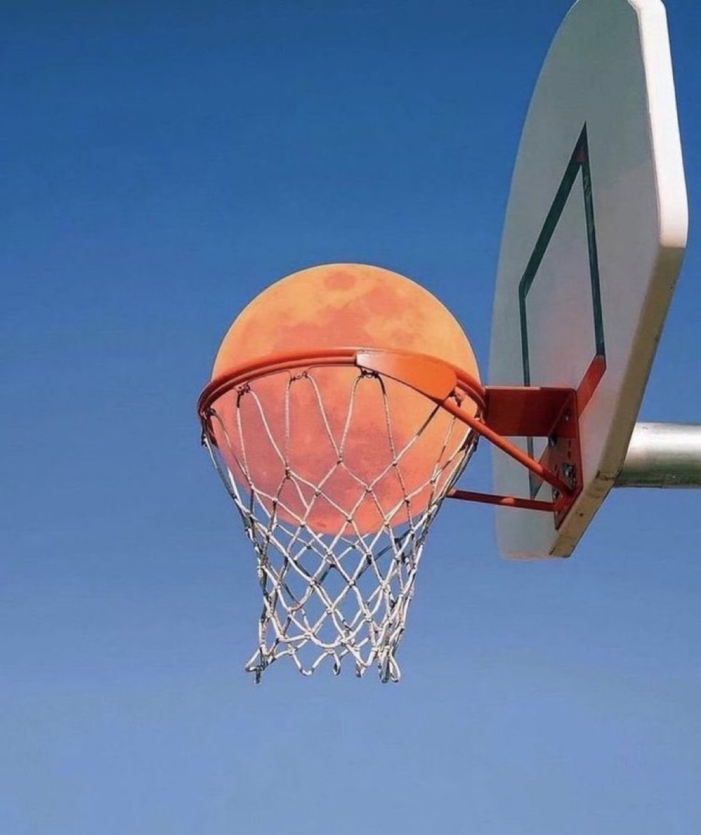 M1ONLOVER's tweet photo. Moon as basketball. https://t.co/6jxPby6cxH