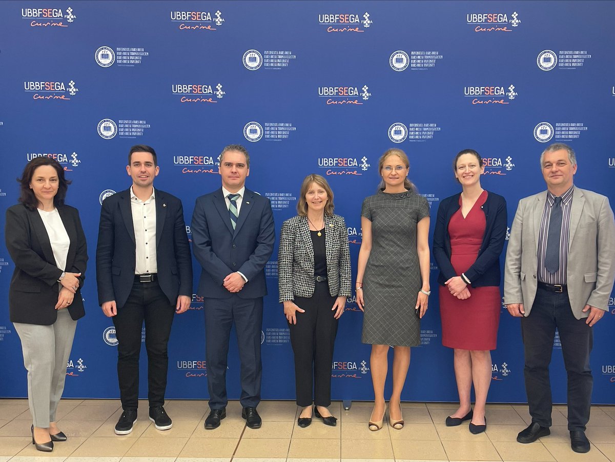 AmbasadaSUA's tweet image. Incubatoarele de afaceri ajută la atragerea investițiilor și la crearea de locuri de muncă. Astăzi, @USAmbRo Kavalec s-a întâlnit cu conducerea @UnivBabesBolyai și a incubatorului #iLab. Inteligența antreprenorială deblochează schimbări durabile, iar eforturile RAF aduc succes.