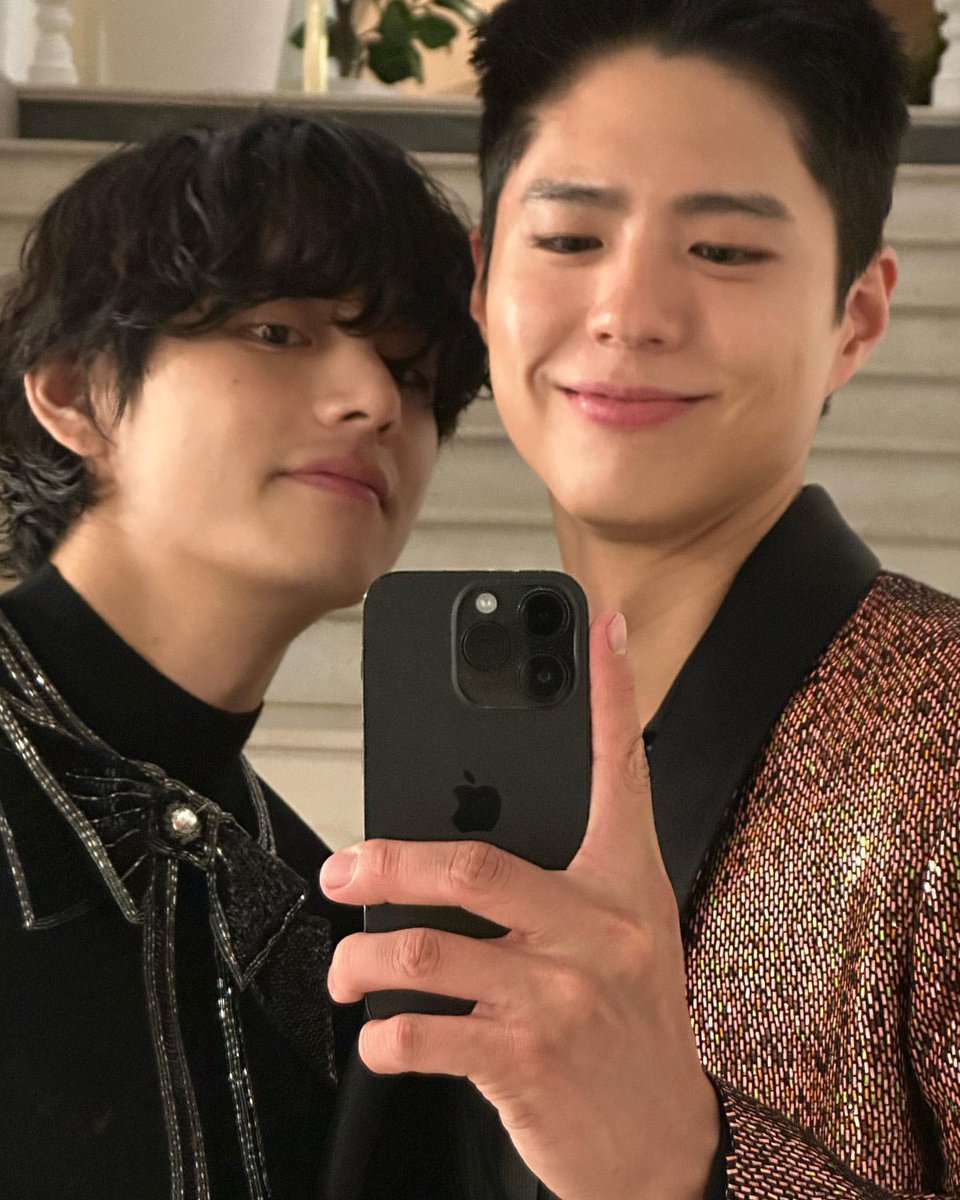 btsinthemoment's tweet image. [thv] instagram post 

@/hedislimane @/celine ☺️