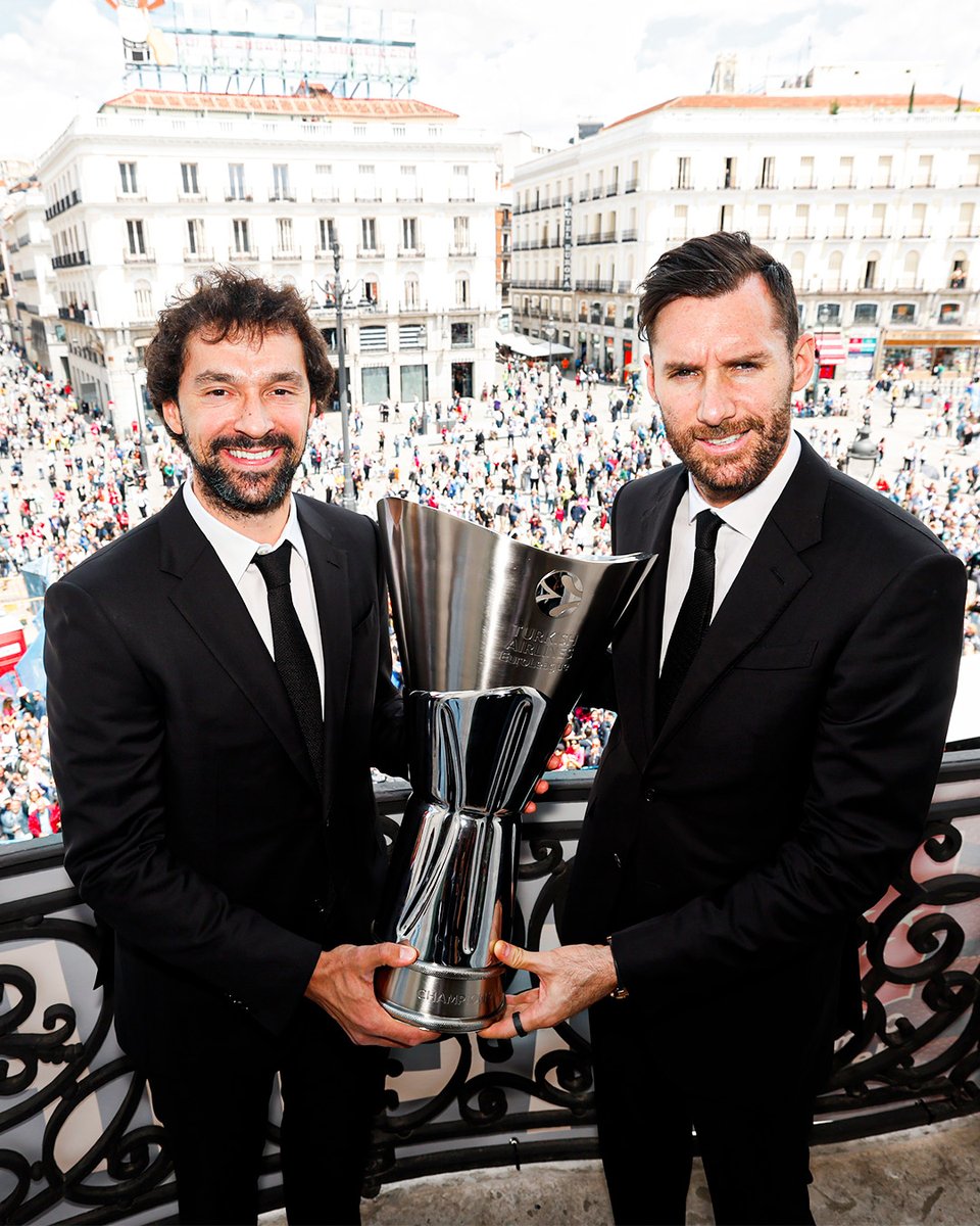 😀🏆 ¡Nuestros #CHAMP11ONS ofrecen la Undécima a los #Madridistas! 😀🏆