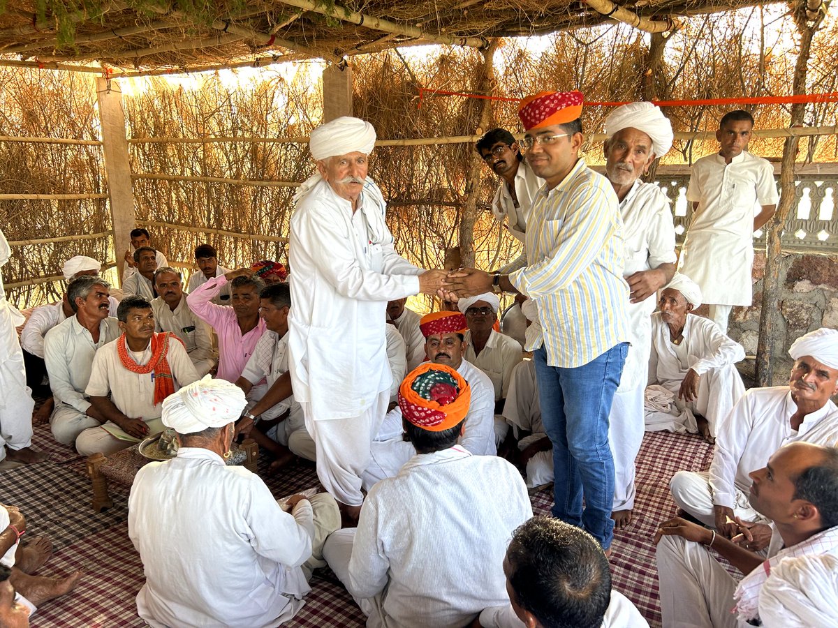 NarpatRajBarmer's tweet photo. गुड़ामालानी विधानसभा क्षेत्र के ग्राम पंचायत खडाली के ग्राम गोलिया गरवा में श्री मानाराम जी पुत्र श्री छोगाराम जी विश्नोई जानी के सुपुत्री के विवाह समारोह में शामिल हुआ। विश्नोई परिवार द्वारा किए गए स्वागत सत्कार के लिए धन्यवाद। #Gudamalani #Khadali #GoliyaGarwa https://t.co/95766DVCOj
