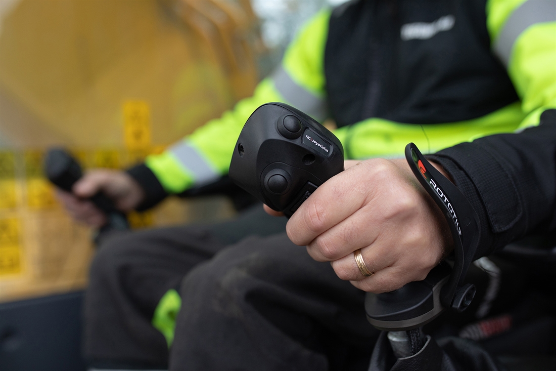EarthmoversMag's tweet photo. The latest product from Rototilt, called Rototilt Control, promises better operability, increased energy efficiency and new technology in the cab.

Read story ⬇️
https://t.co/bXCgm0gVCP

-----
#earthmoversmagazine #rototilt #tiltrotator #excavator #construction #plantmachinery https://t.co/CWXo2ifDvt