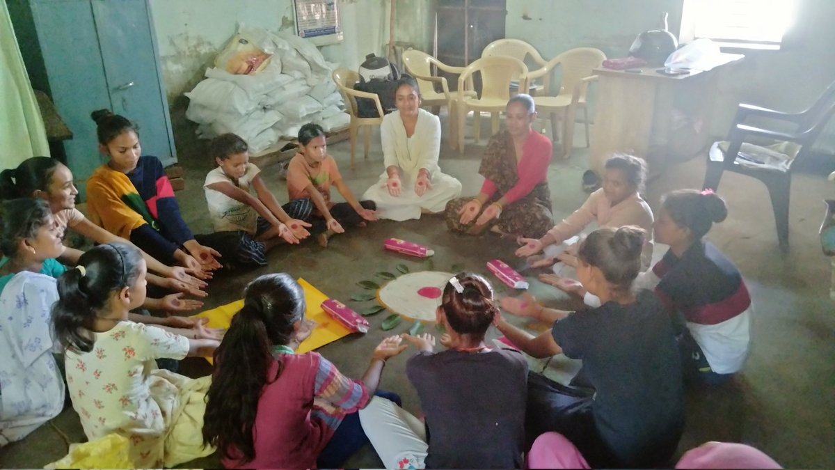 આજ રોજ હેલ્થ &amp; વેલનેસ સેન્ટર વાધરોટાના અંબાવાડા ગામે માસિક ધર્મ અંગેની જનજાગૃતિ લાવવા માટે વિશ્વ માસિક સ્વચ્છતા દિવસની ઉજવણી કરવામાં આવી જેમાં કિશોરીઓ પાસે માસિક ધર્મ અંગે ચિત્ર સ્પર્ધા કરી કિશોરીઓને ઇનામ વિતરણ કરવામાં આવ્યું.
Hwc - Vaghrota
Phc - Fatepur
<a href="/CdhoSabarkantha/">CDHO Sabarkantha</a> <a href="/Sbccsk/">SBCC Sabarkantha</a>