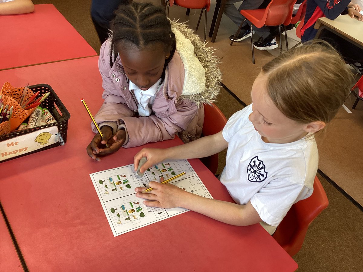 UptonWestleasch's tweet photo. #WestleaComputing in #WestleaAshY2 has had us testing out different algorithms, predicting outcomes and programming Bee-Bots to check! This afternoon we are designing our own mats and talking about debugging. @WeAreComputing https://t.co/8hXuCjxEHM