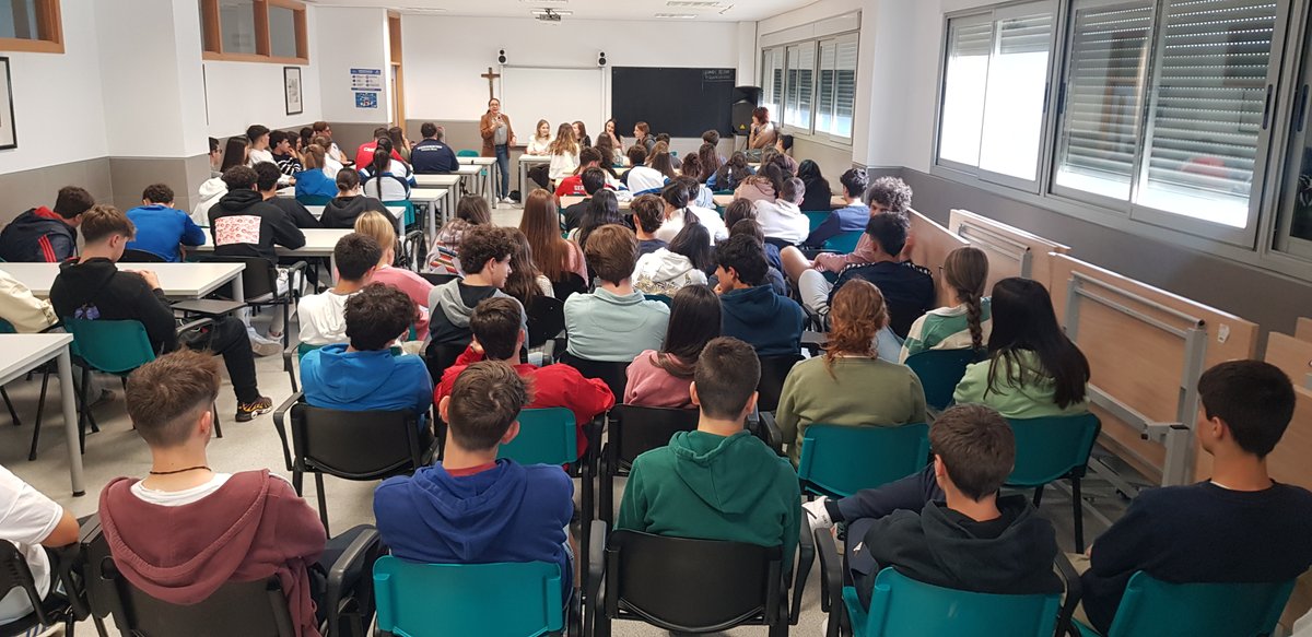 marianistas_cr's tweet photo. Hoy también hemos tenido una charla sobre el "Acercamiento a #Ucrania" dentro del proyecto #we con los alumnos de 1º de #Bachillerato, mujeres ucranianas refugiadas y la coordinadora de ayuda al emigrante de la fundación #cepaim #MarianistasCr #mewe https://t.co/1Hl4rH8WX8