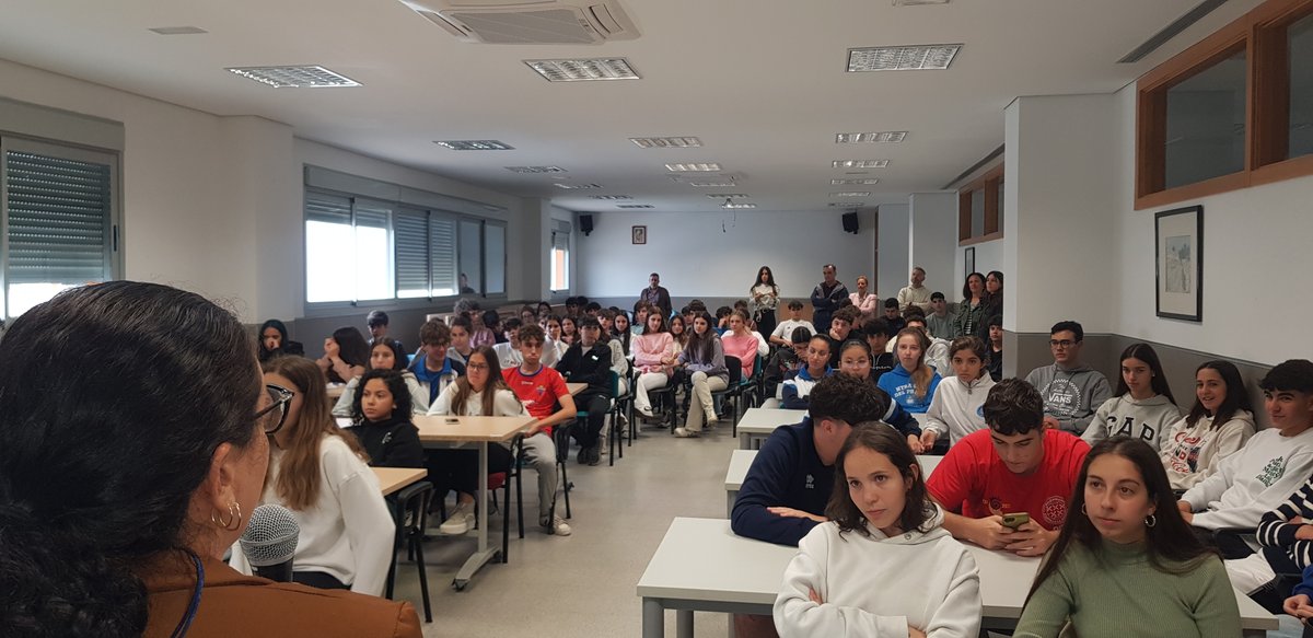 marianistas_cr's tweet photo. Hoy también hemos tenido una charla sobre el "Acercamiento a #Ucrania" dentro del proyecto #we con los alumnos de 1º de #Bachillerato, mujeres ucranianas refugiadas y la coordinadora de ayuda al emigrante de la fundación #cepaim #MarianistasCr #mewe https://t.co/1Hl4rH8WX8