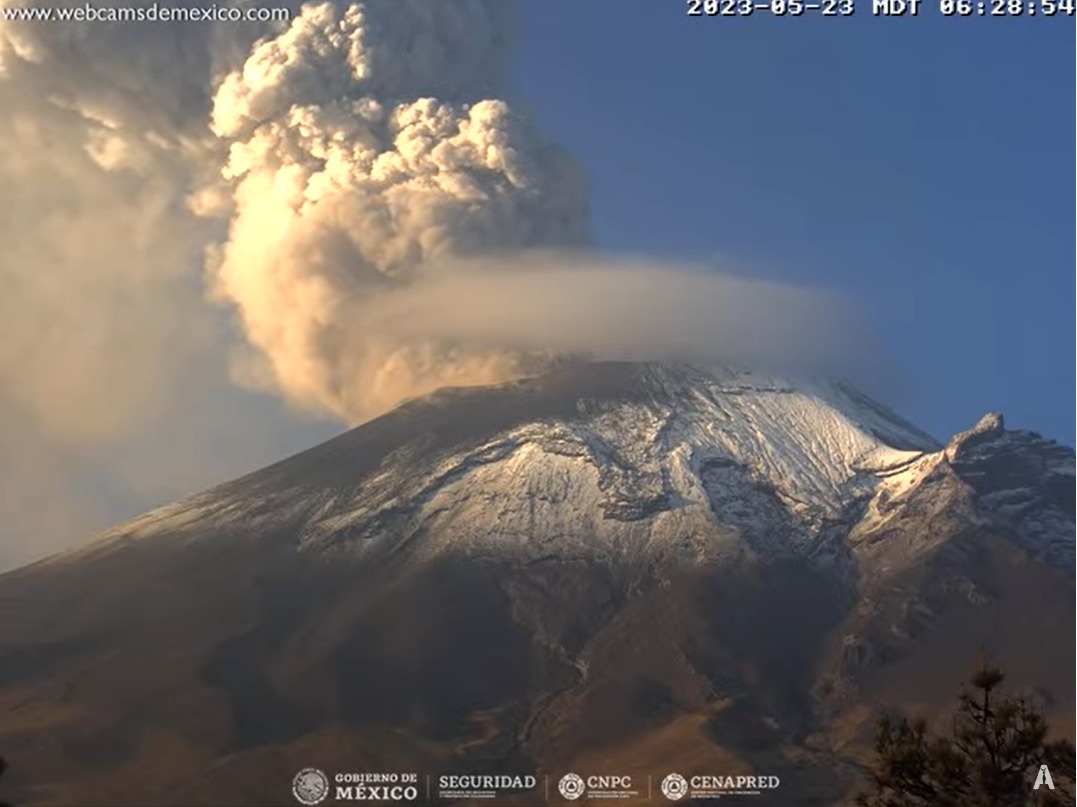 PCPueblaCapital's tweet photo. #MonitorPopocatépetl 🌋 | 06:30 horas - se registra fumarola de alta intensidad.

🌬️ Dirección del viento: Este - Sureste. 

🔴 Probabilidad de caída de ceniza: Alta.

Mantente informado a través de canales oficiales. 👨‍🚒 https://t.co/GxA4pZmlF7