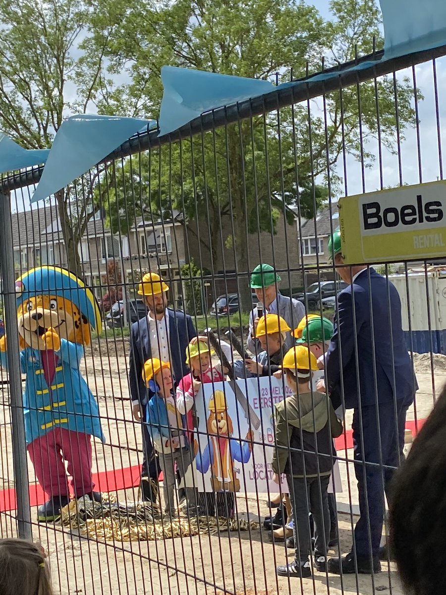 Scholenbouw-wethouder <a href="/ajflach/">André Flach</a> doet het weer eens: een nieuwe school bouwen. Dit keer voor SOL Ambacht- Admiraal. Over een poosje krijgen alle kinderen in <a href="/gemeentehia/">Hendrik-Ido-Ambacht</a> les in een fris- en modern schoolgebouw. Omdat een schoolgebouw bijdraagt aan een goede kwaliteit van onderwijs!