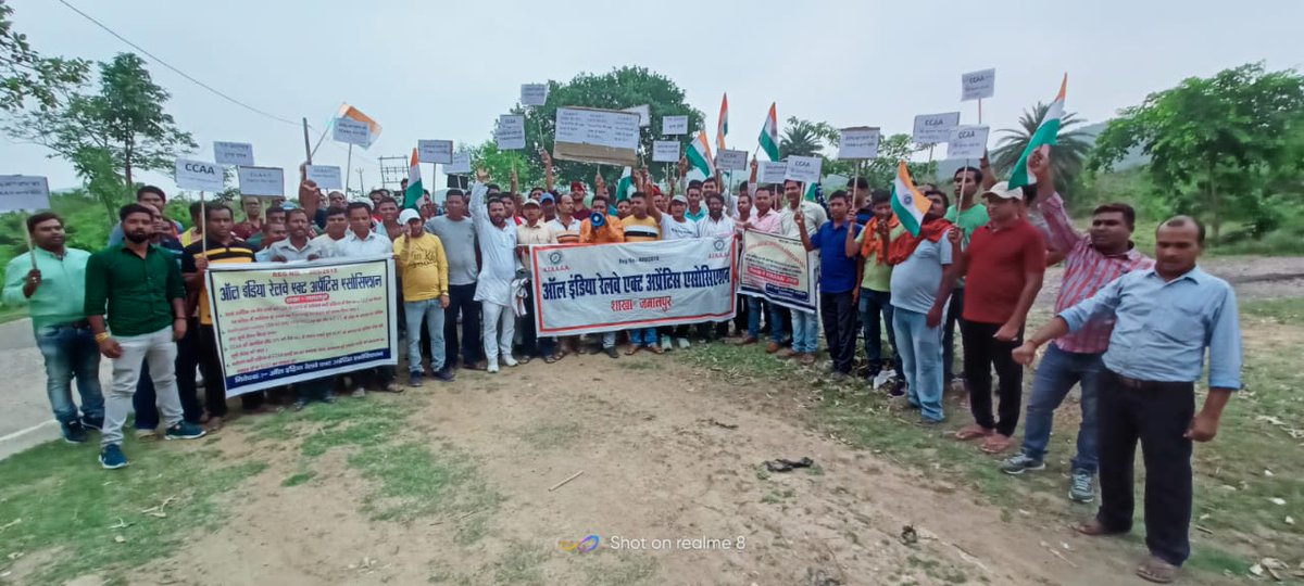 sairailapp's tweet photo. the condition of the youth in India is such that  In the name of Skill India, Railways use 3 years and leave the youth to wander from door to door GM Power is our right
 @AshwiniVaishnaw
 @narendramodi @IR_CRB @ShivaGopalMish1
  #रेलअप्रेंटिस_जल_सत्याग्रह https://t.co/wtHZBk1eVi