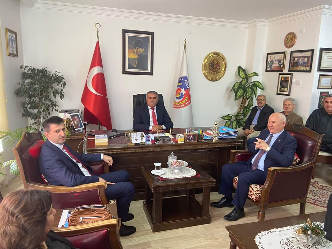 serefcayirtepe's tweet photo. AK Parti Milletvekili Sayın @celebimehmeta beyefendi derneğimizi ziyaret ederek Sayın cumhurbaşkanımız @RTErdogan beyefendinin selamlarını iletmiştir
Ziyaretleri nedeniyle şahsım ve @EMUJAD06 olarak son derece memnun olduğumuzu iletir  çalışmalarında  başarılar dilerim
@jandarma https://t.co/wRfUFTLr2G