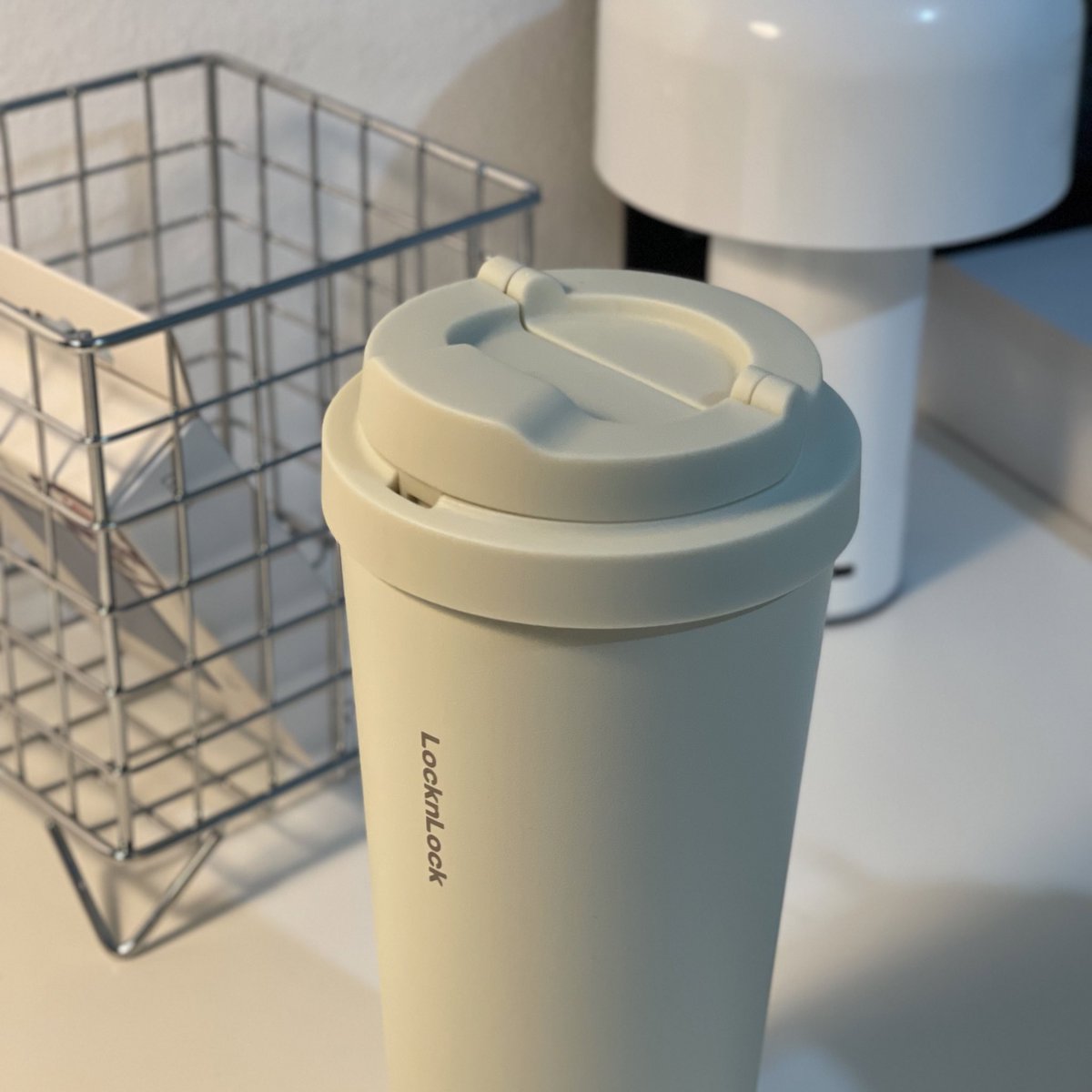 ยกให้แก้วของ LocknLock ขึ้นหิ้งเลยย ไม่ก๊องแก๊ง ราคาเจ็บแต่จบ วัสดุที่ใช้มันคุ้มค่ากับราคาที่ซื้ออะ รุ่นนี้กดแล้วฝามันจะเด้งออกมา ไม่ต้องพกหลอด แต่ก็สามารถกดให้น้องล็อคได้ด้วย สีดือมากกก ดีไซน์จ๋วย พอล็อคแล้วพกขึ้นเขาตีลังกายังไงก็ไม่หก แล้วคือทนทั้งร้อนทั้งเย็นเลย 🥤🥢🫖