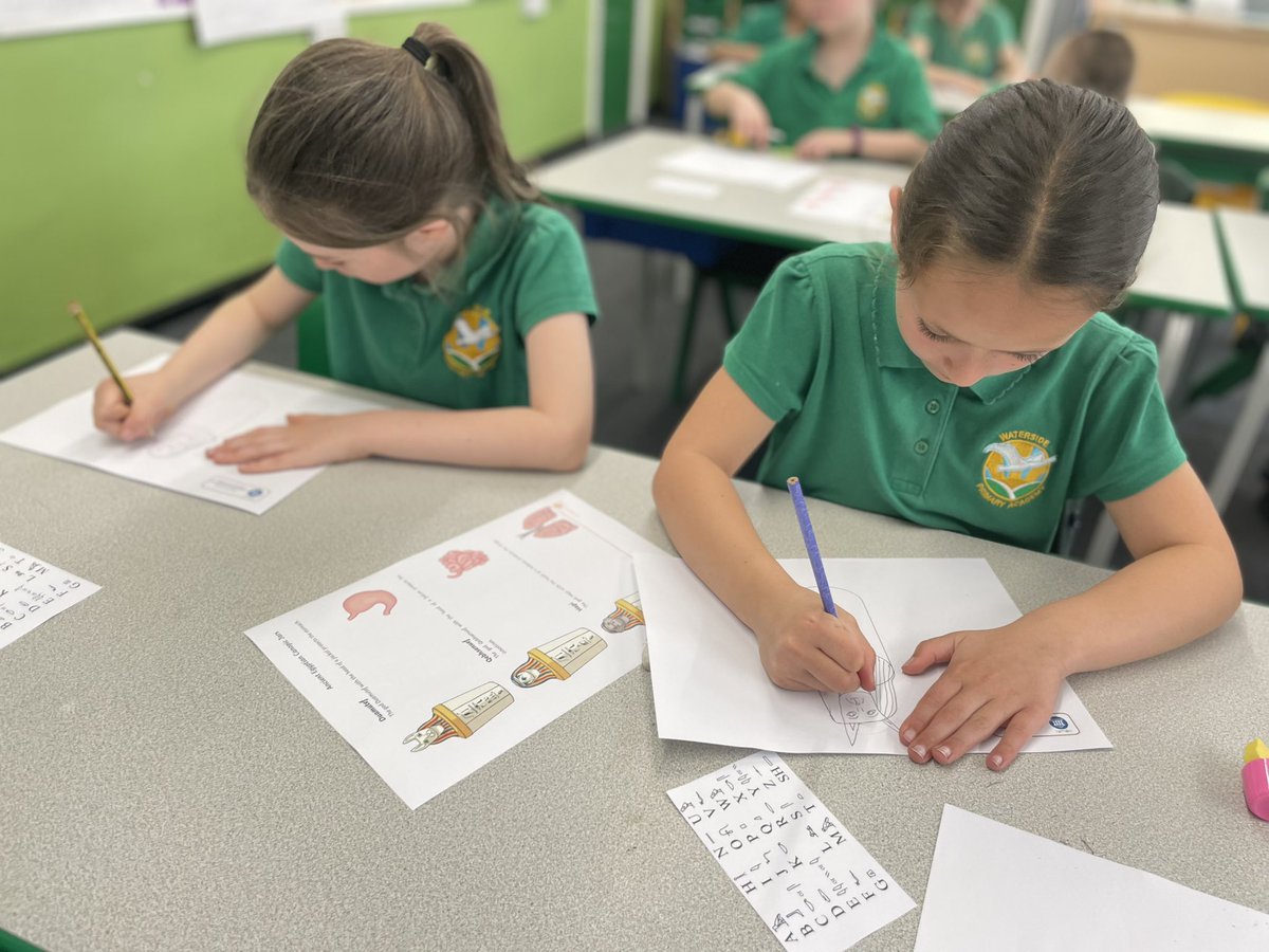 Mimram_WPA's tweet photo. Busy designing our Ancient Egyptian canopic jars!! #WatersideArt #WatersideHistory https://t.co/WhCFwKKwII