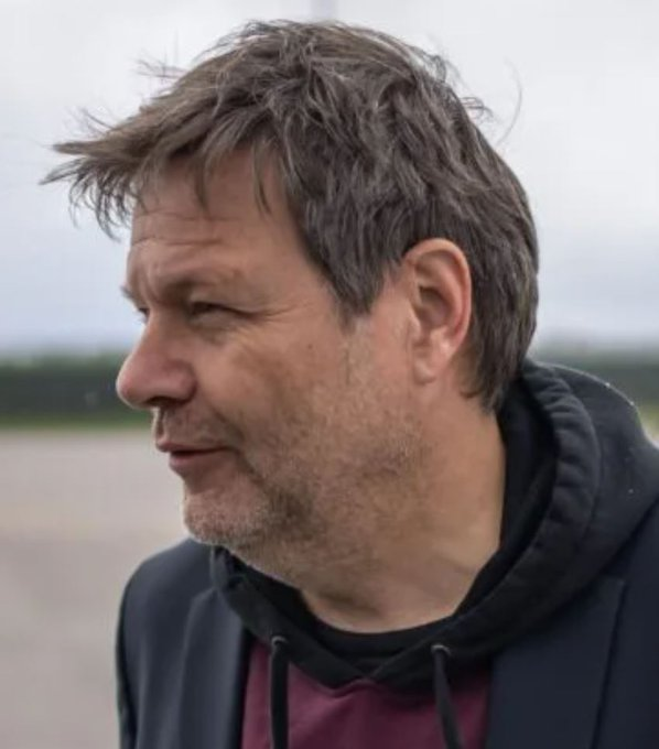 ernsterjuenger's tweet photo. Robert Habeck muss gar nicht zurücktreten. Er sollte nur damit aufhören da zu sein. https://t.co/rY2eOxXNEZ