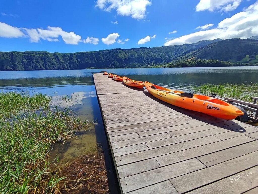 Se gostaste do conteúdo deixa um comentário e um like, partilha e segue a conta do @azoreswhatelse Photo by @streetpickris Clear #streetphotography #streetpickris #kayaking #kayak #kayaklife #blue #bluesky #lake