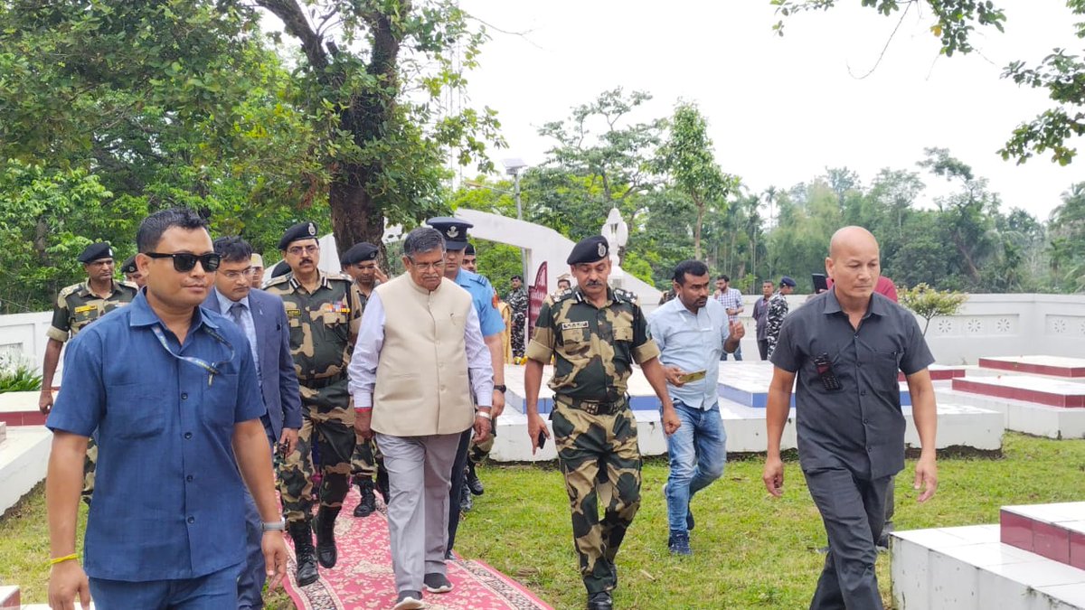BSF_MizoramCach's tweet photo. On 23 May' 23, Hon'ble Governor of Assam, Sh Gulab Chand Kataria visited ICP Sutarkandi and Malegarh War Memorial in AoR of Silchar Sector, M&amp;C Frontier BSF, where he was given Guard of Honour by BSF guards and paid tribute to the Martyrs.
#BSF https://t.co/4laVmGHFHo