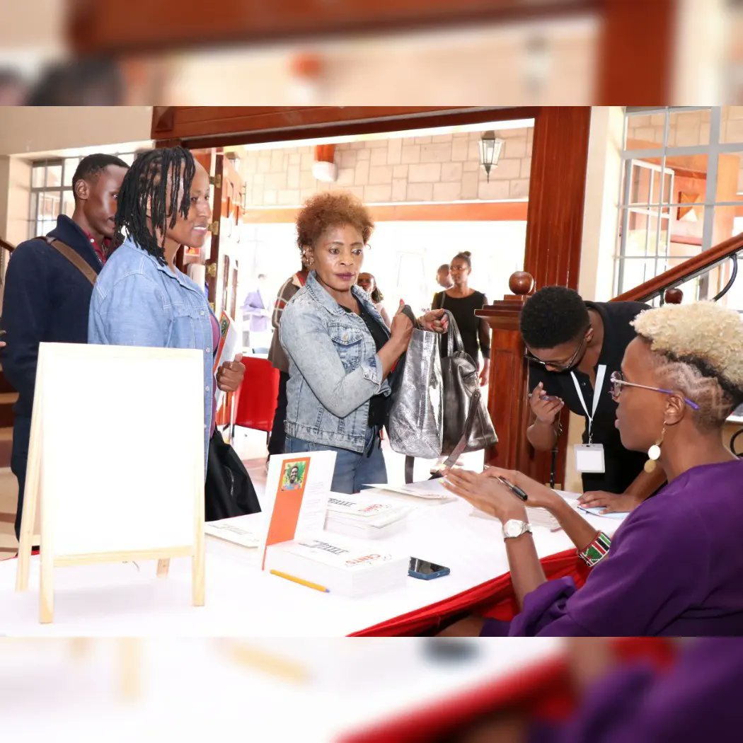 _MakingCents_'s tweet image. Thank you all for honouring our invite and showing up for the Centonomy Open Day in large numbers and for purchasing copies of the Making Cents Books.

The Making Cents author, Waceke Nduati, had a wonderful time  autographing the books! 

#MakingCents #CentonomyOpenDay
