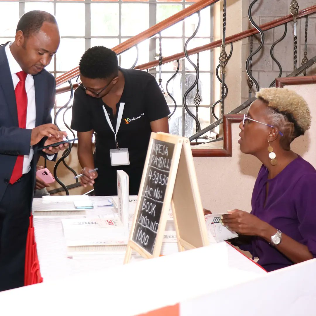 _MakingCents_'s tweet image. Thank you all for honouring our invite and showing up for the Centonomy Open Day in large numbers and for purchasing copies of the Making Cents Books.

The Making Cents author, Waceke Nduati, had a wonderful time  autographing the books! 

#MakingCents #CentonomyOpenDay