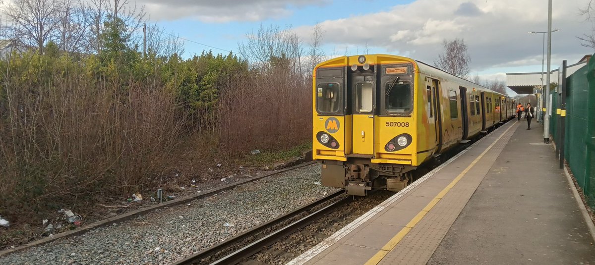 Heard that 507008 has been withdrawn, rest in RIP

Here it is at Ormskirk in February, was my chariot to Liverpool central, had a fantastic ride

I'll try find footage later if I have time 

#Class507 @merseyrail