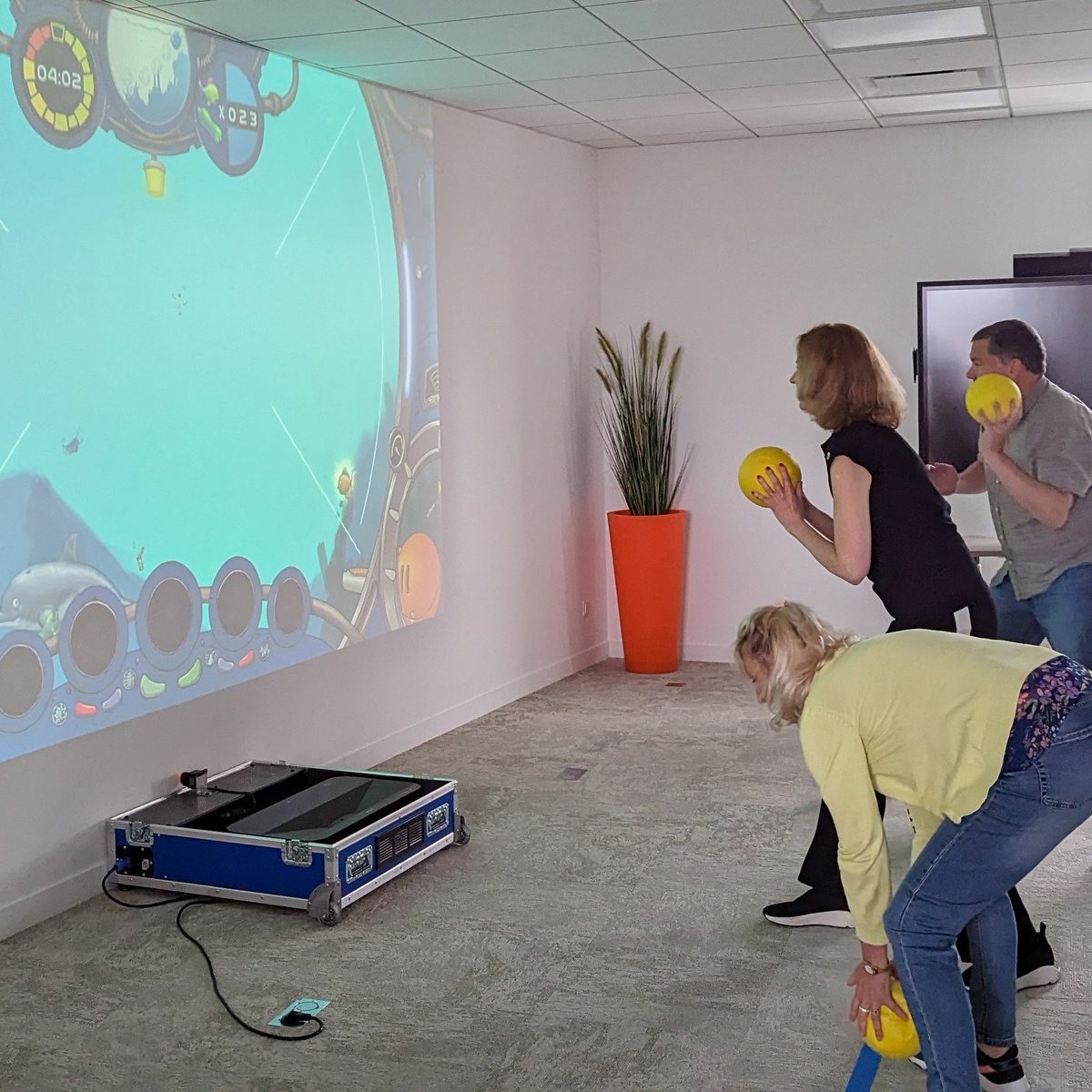 OrangeCVL's tweet photo. @NeoXperiences @orange 🌊Et hop, c'est parti pour le jeu immersif Clean The Ocean de @NeoXperiences à Orléans ! 
Un moyen ludique et pédagogique pour prendre conscience des enjeux de préservation des fonds marins ! 🐠

#TousEnsemblePréservonsLaMer https://t.co/ly2C98fr8c