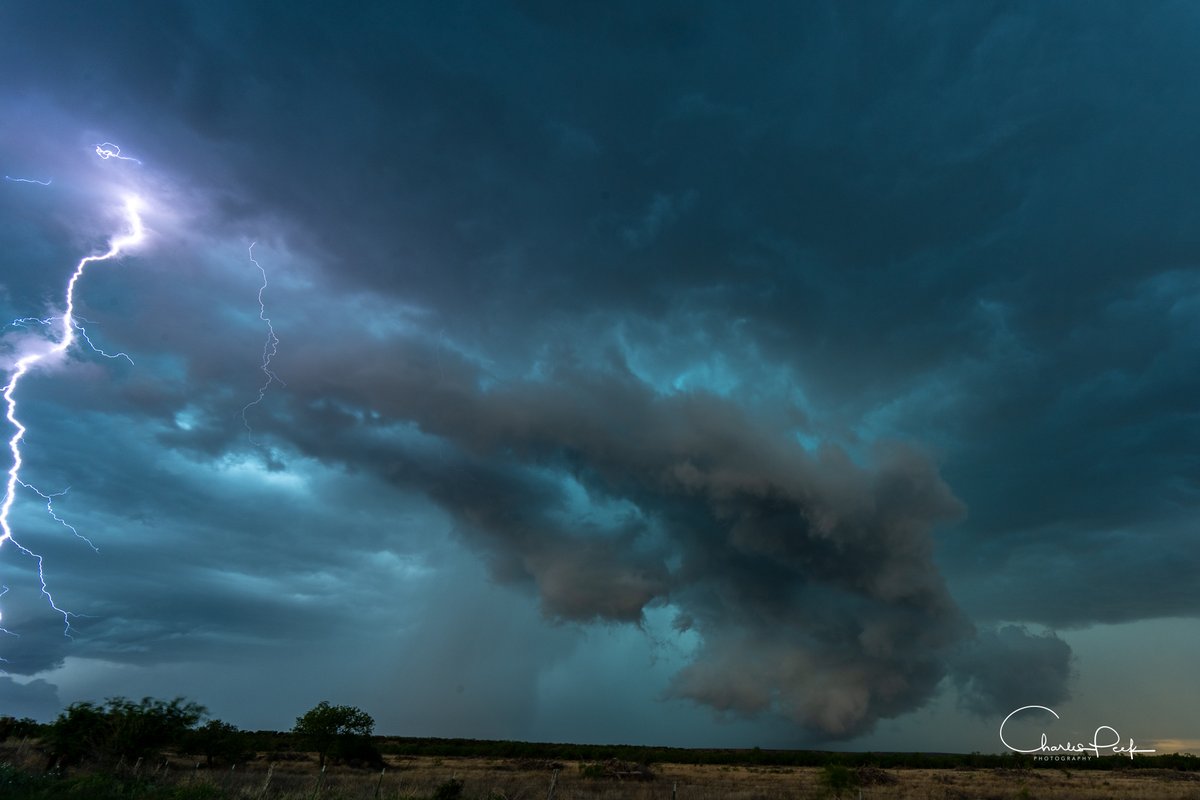 CharlesPeekWX's tweet photo. Imagination needed. Just imagine the amazing photo of this beautiful lightning bolt if my camera was pointed just a little more to the left. Oh how many times the beautiful lightning strike is not where the camera is pointed.🙂#lightning #lightningfail #lightningsrike #TXwx https://t.co/SOuNV9dF45