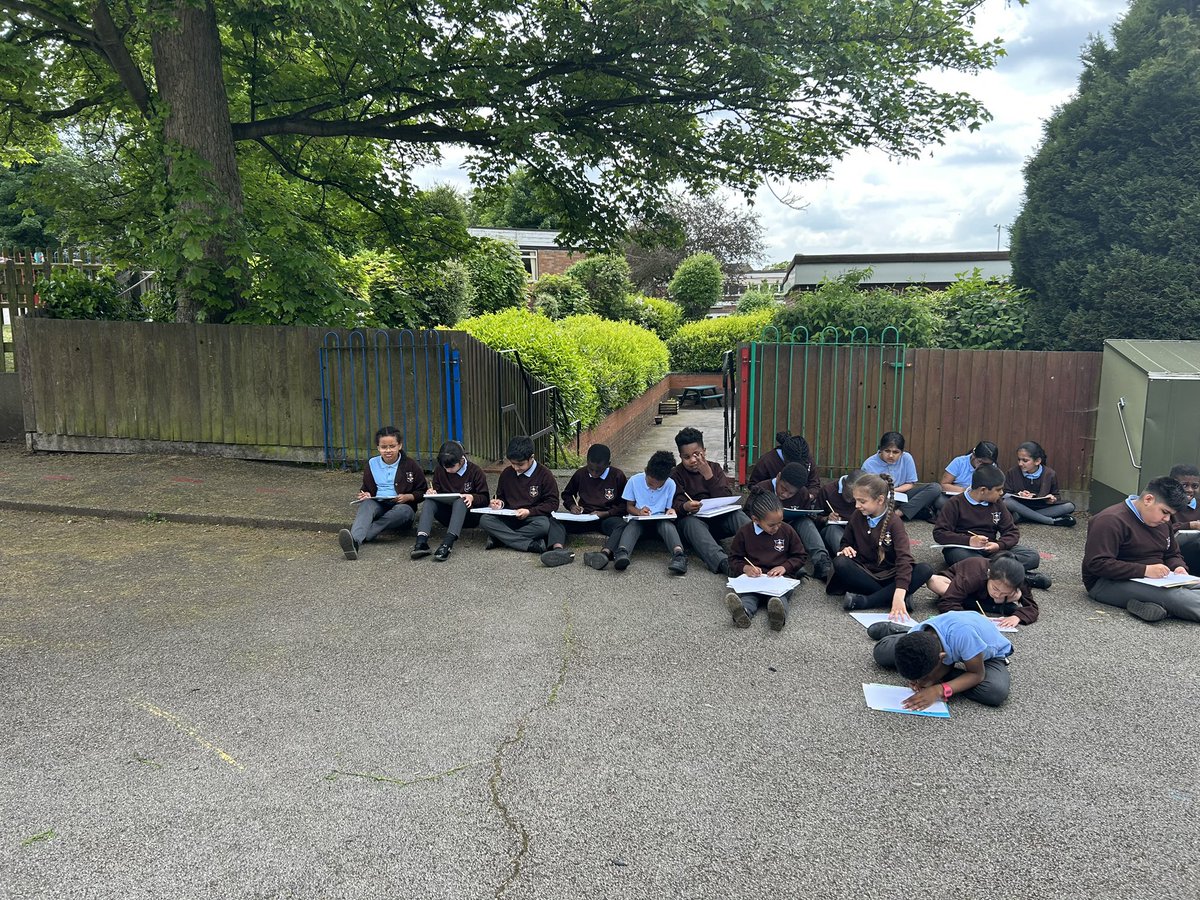 StClaresVoice's tweet photo. Year 4 outside classroom Art lesson #art #landscape #outsideclassroom https://t.co/3T8xTJAy2r