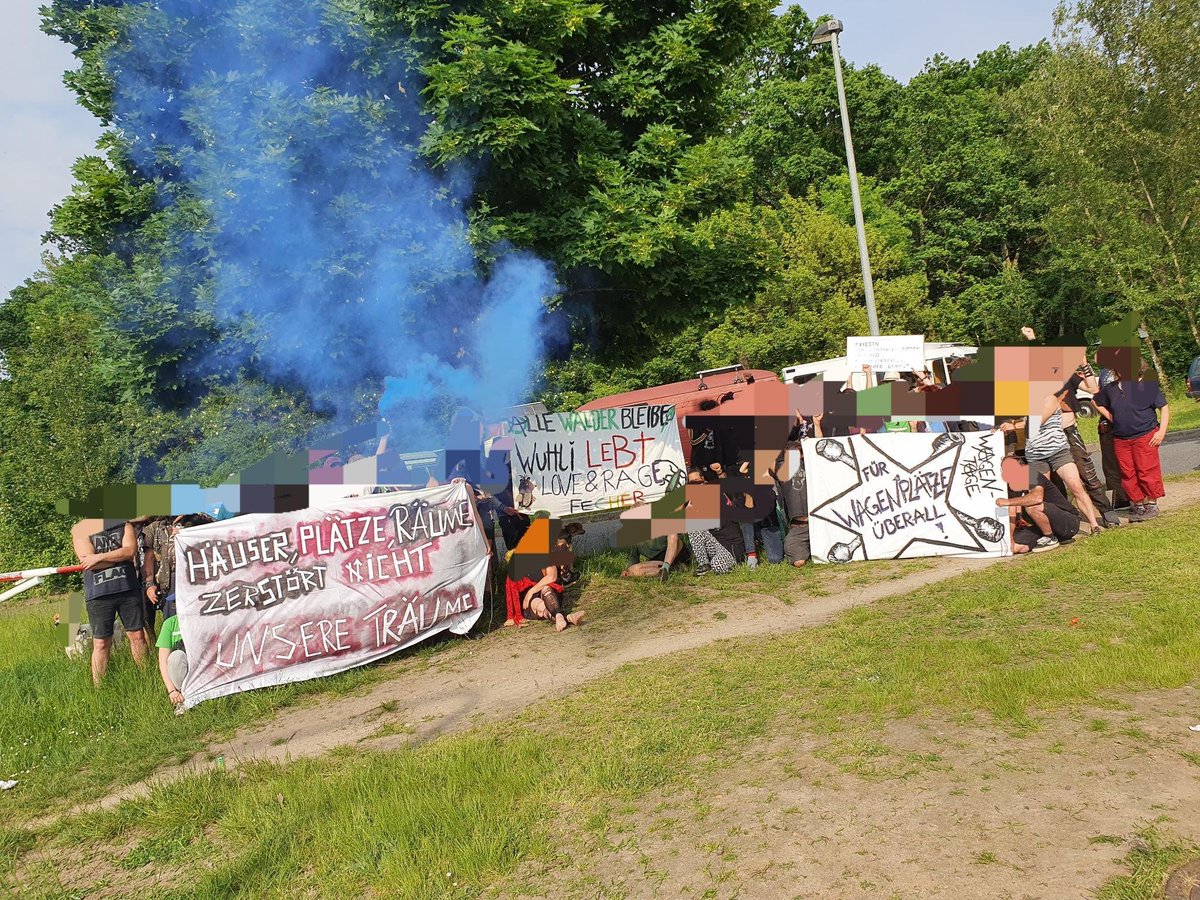 Widerständig leben, nur nicht den Mut aufgeben!
Queerfeministische Grüße von den Frankfurter  Wagentagen und aus dem #FecherBleibt.
Solidarität mit den Besetzis* der <a href="/wuhlheidebleibt/">wuhli</a> in Berlin.
#SquattersUnite #OneStruggleOneFight 
<a href="/wsa_buendnis/">Wald statt Asphalt 🌳 #GemeinsamGegenDieRodung</a> <a href="/antifa_mainz/">Antifa Mainz Info</a>