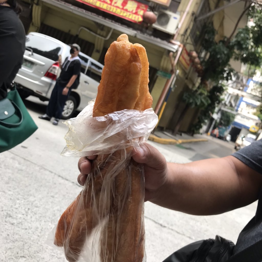 foodamnph's tweet photo. Time for the B! The fluffly Pinoy donut at the Shanghai Fried Siopao in Ongpin. #bichobicho #bitsobitso
#chinatown
#foodamnphilippinesgoestobinondo #foodamnphilippinesgoestochinatown
#BinondoFoodies
#binondofoodtrip #whattoeatinbinondo #foodamnph #foodamnphilippines https://t.co/x6owVjaEui