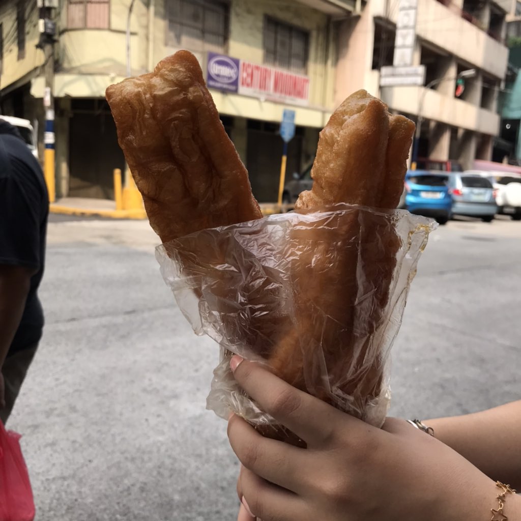 foodamnph's tweet photo. Time for the B! The fluffly Pinoy donut at the Shanghai Fried Siopao in Ongpin. #bichobicho #bitsobitso
#chinatown
#foodamnphilippinesgoestobinondo #foodamnphilippinesgoestochinatown
#BinondoFoodies
#binondofoodtrip #whattoeatinbinondo #foodamnph #foodamnphilippines https://t.co/x6owVjaEui