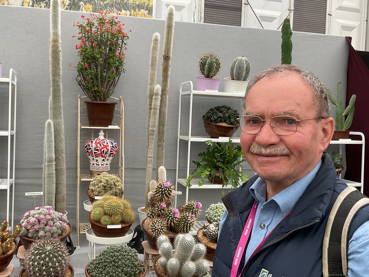 George Anderson from The Beechgrove Garden views our RHS Gold winning display at #RHSChelseaFlowerShow #RHSChelsea
#100masters #chelseaflowershow2023 #cactuscouple #cacti #succulents #popsythecactus