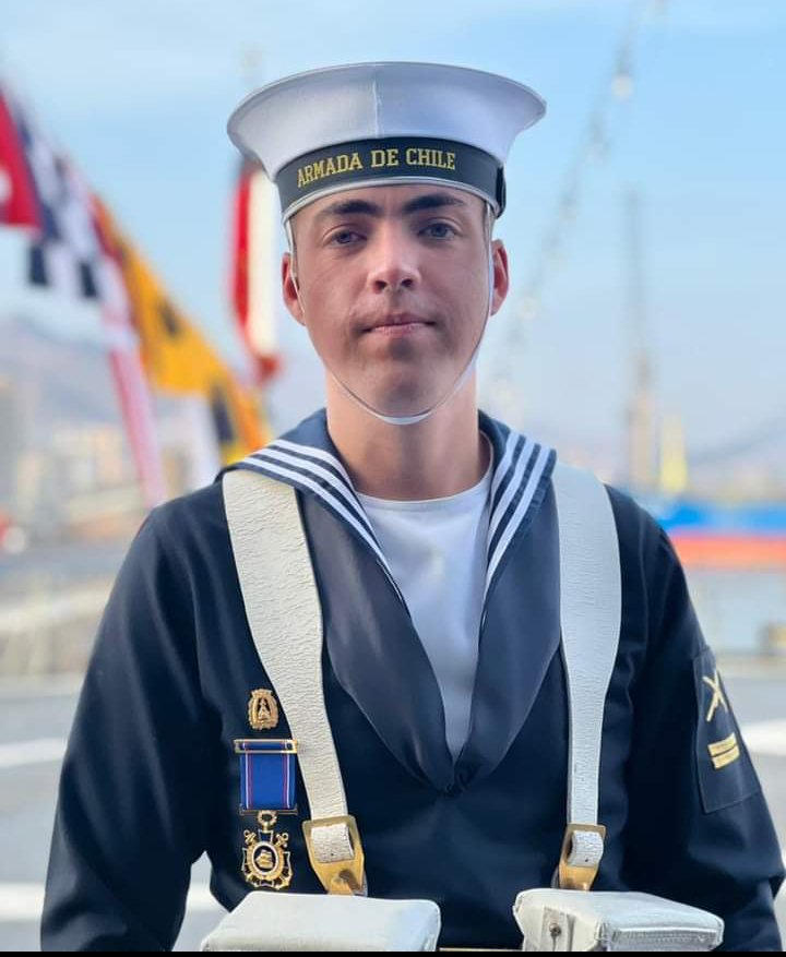 JoviNomas's tweet photo. El Juzgado de Garantía Iquique decretó medida cautelar de prisión preventiva en una UNIDAD NAVAL a los 4 marinos que ASESINARON a Milton Domínguez. Percy Cruces quién se ve dando patadas a la víctima se justificó diciendo que había sufrido un robo al salir de un prostíbulo 👇🏽 https://t.co/ekpeyQhBbL
