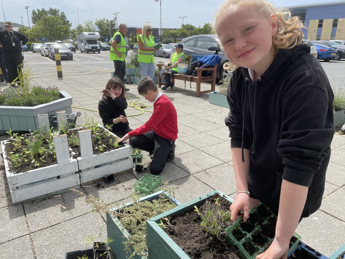 SanSior's tweet photo. Ffilmio at gyfer Newyddion ITV @ConwyFusion @CyfunoConwy @edibleconwy @RHSSchools https://t.co/wNr8HFhS5V