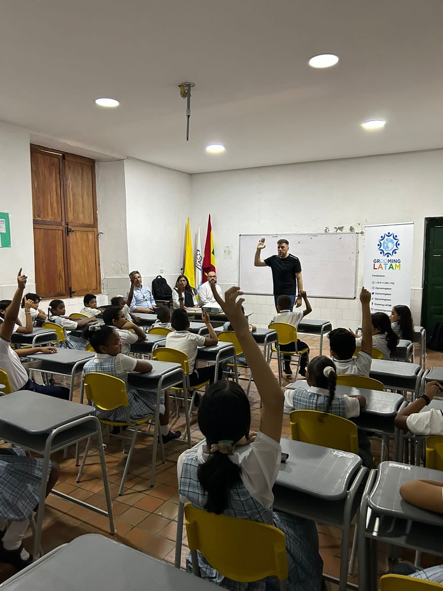 GroomingArg's tweet photo. 🇨🇴 En el marco del lanzamiento de @groominglatam comenzamos las primeras acciones de prevención y protección junto a #NNyA.

🏫 Recorrimos la Institución Educativa de Promoción Social (El Socorro), el Colegio la Milagrosa (Getsemaní) y la Fundación Thalita Qum (San Francisco). https://t.co/6bcjMqIkOw