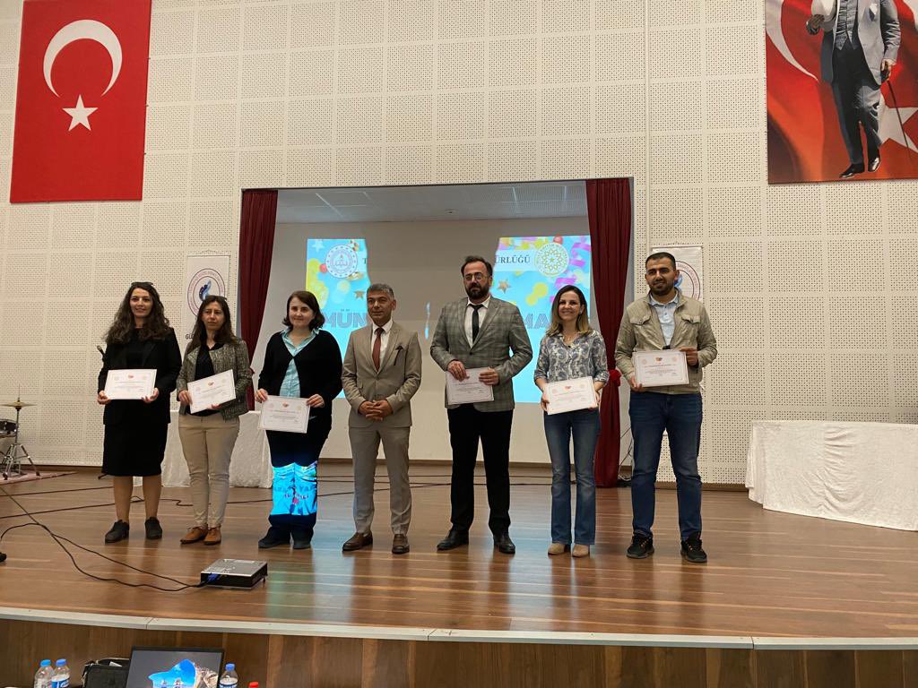 Liseler arası münazara yarışmasında il üçüncüsü olan öğrencilerimizi ve emeği geçen öğretmenlerimizi tebrik ederiz.