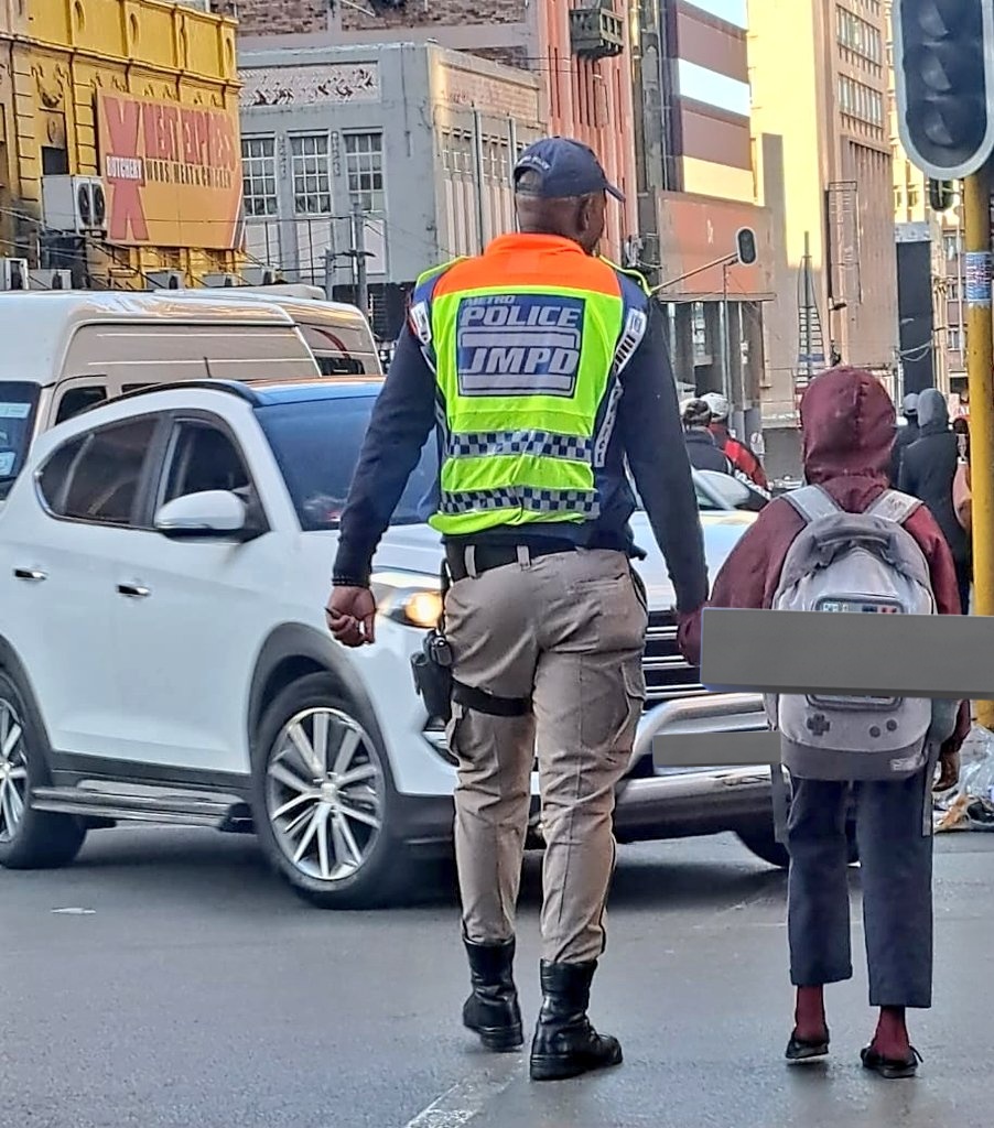 Big ups👏 to officer Mkosi. The officer was assisting scholars to cross the road. He noticed a little girl wearing torn school shoes. He asked for her shoe size, the following morning he gifted the girl with brand new school shoes. His act of kindness is immensely appreciated!!!