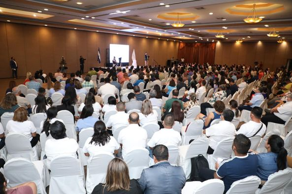 MariaMarro_SV's tweet photo. RT @TrabajoSV: ✅Mañana cientos de compatriotas firmarán nuevos contratos de trabajo con empresas de la zona oriental, este es un resultado directo de nuestra #GiraPorElEmpleo https://t.co/9pwwCwpezL