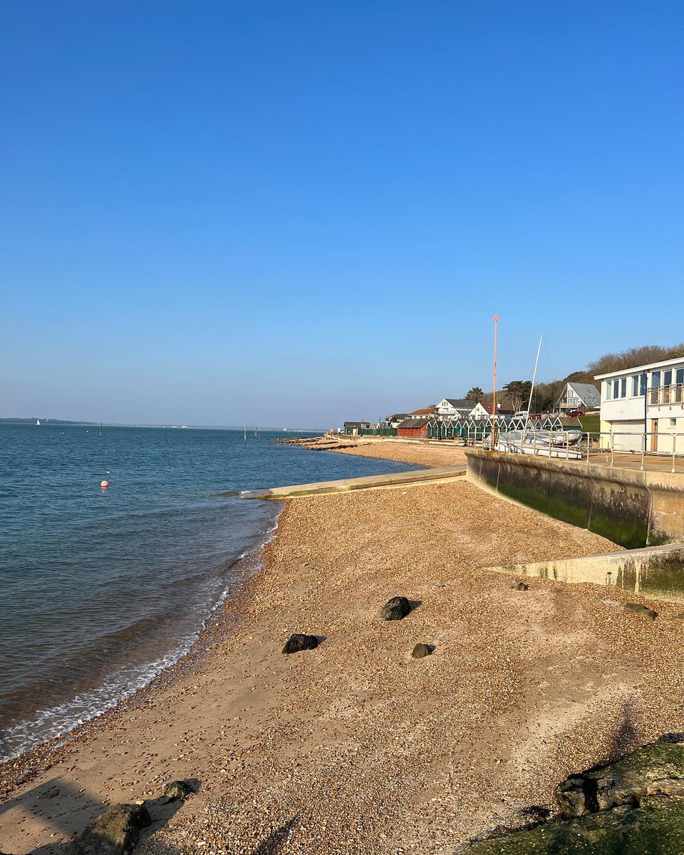 Hands up if you've taken a stroll between Cowes & Gurnard.🙌 This walk takes in one of the world's oldest yacht clubs - @Royal_Squadron - a pebble beach with views across the solent, a large green area, pubs & restaurants and a secret beach!🤫 📸natalietobitt (IG) #IsleofWight