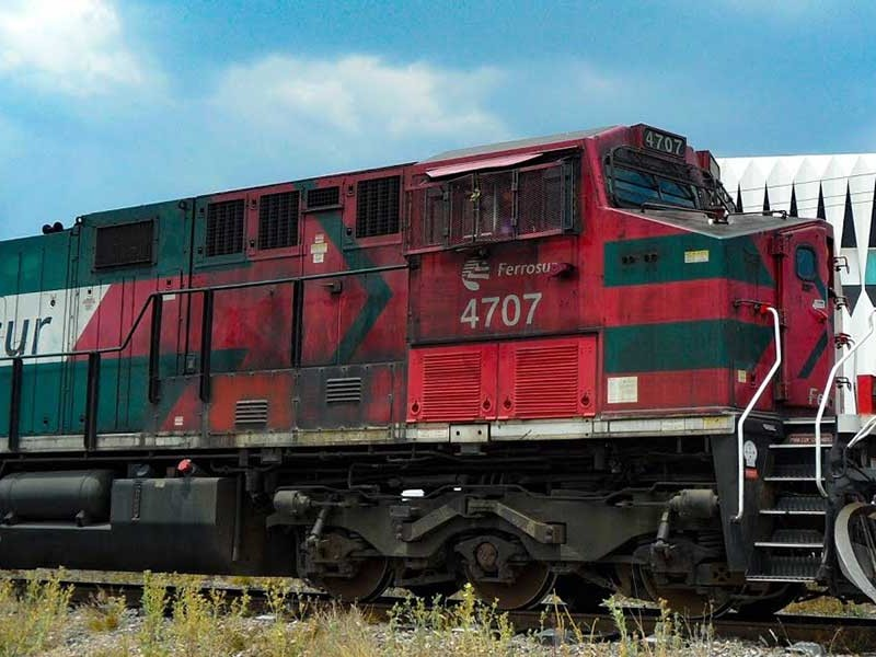 galvanochoa's tweet photo. ¿Qué sigue? El señor Larrea y su enorme fortuna tendrán que ceder y bajar el precio que exigen. Vale mencionar que Ferrosur sólo es una minúscula parte del imperio de 11 mil kilómetros de vías de ferrocarril que tiene concesionadas por conducto de Ferromex. ¿Sería preferible que no se llegara al extremo de que elementos de la Marina tomen posesión de un tren? Desde luego que sí.

👉https://t.co/oIV7UfrkCV