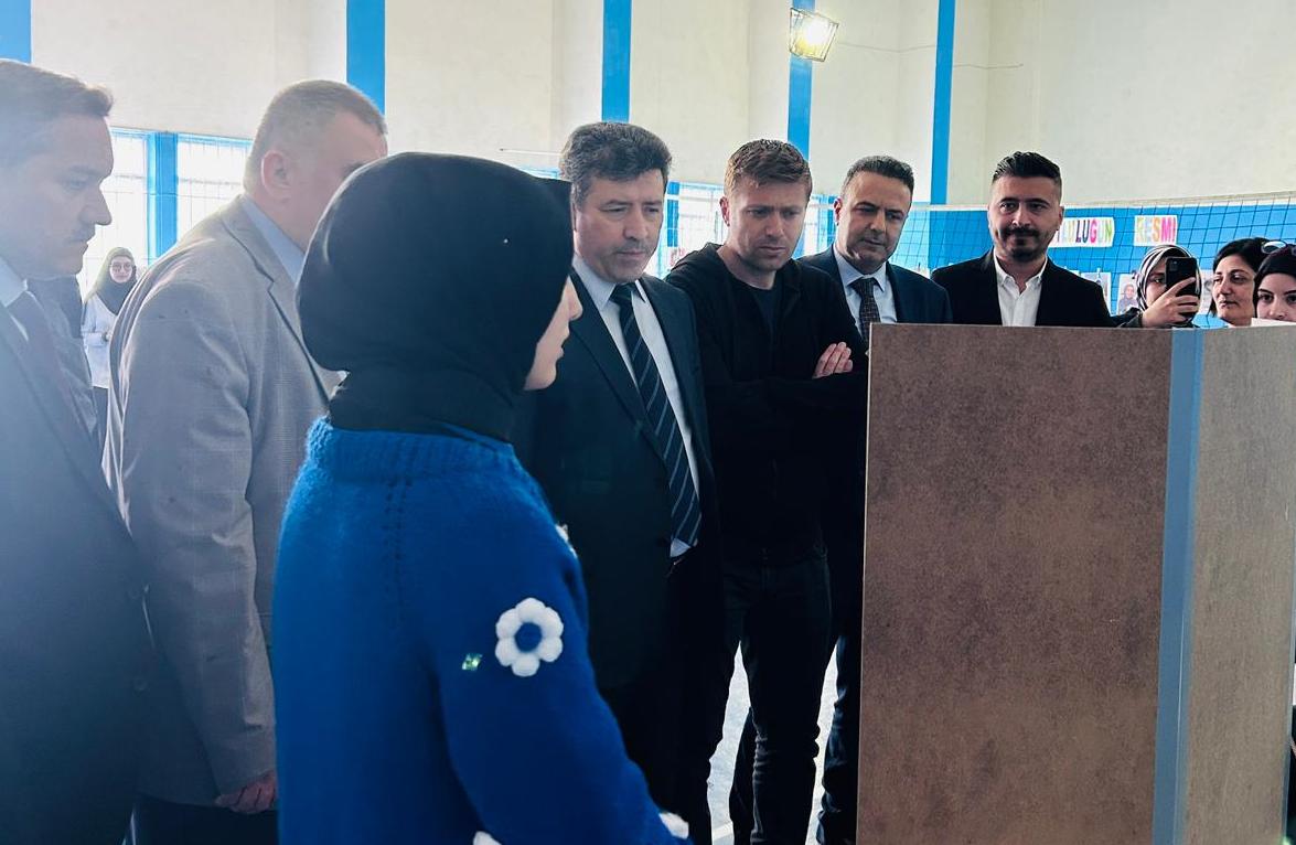 kirikkalemem's tweet photo. 🇹🇷🇹🇷🇹🇷Kırıkkale'de 15 Temmuz Şehitleri Kız Anadolu İmam Hatip Lisesi öğrencileri tarafından hazırlanan 4 ülke ortaklı “Sosyal Medya Üzerindeki Ayak İzlerim ve Atıksız Bir Dünya Mümkün" eTwinning projelerinin yer aldığı sergi açılışı yapıldı. https://t.co/lP7Yg2Gpy3