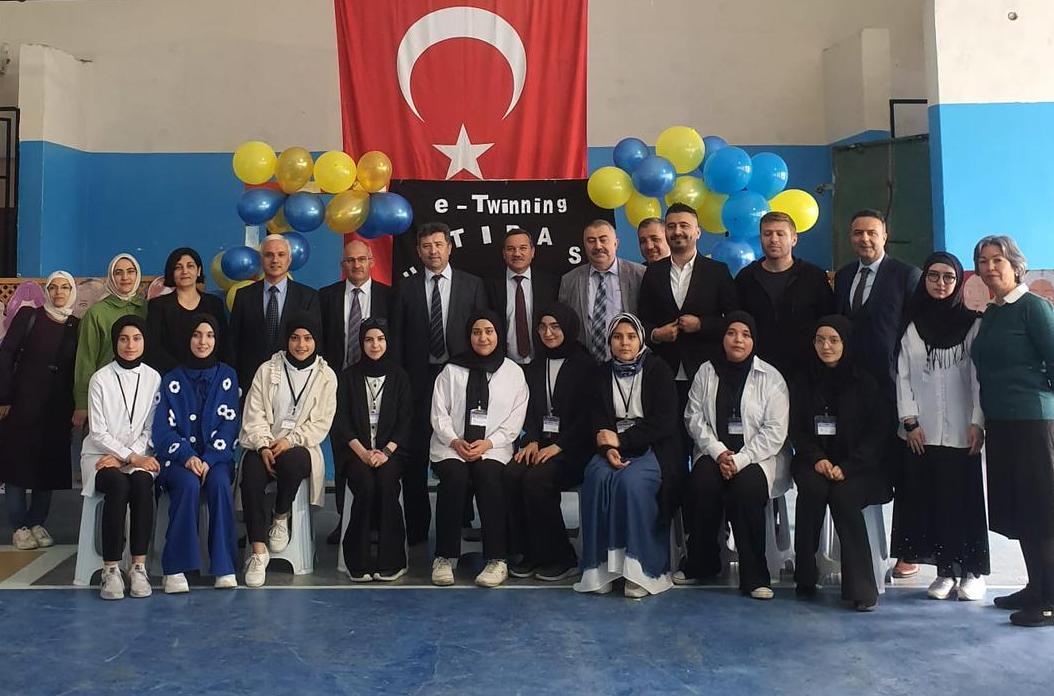 kirikkalemem's tweet photo. 🇹🇷🇹🇷🇹🇷Kırıkkale'de 15 Temmuz Şehitleri Kız Anadolu İmam Hatip Lisesi öğrencileri tarafından hazırlanan 4 ülke ortaklı “Sosyal Medya Üzerindeki Ayak İzlerim ve Atıksız Bir Dünya Mümkün" eTwinning projelerinin yer aldığı sergi açılışı yapıldı. https://t.co/lP7Yg2Gpy3
