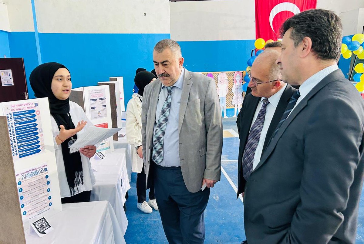 kirikkalemem's tweet photo. 🇹🇷🇹🇷🇹🇷Kırıkkale'de 15 Temmuz Şehitleri Kız Anadolu İmam Hatip Lisesi öğrencileri tarafından hazırlanan 4 ülke ortaklı “Sosyal Medya Üzerindeki Ayak İzlerim ve Atıksız Bir Dünya Mümkün" eTwinning projelerinin yer aldığı sergi açılışı yapıldı. https://t.co/lP7Yg2Gpy3