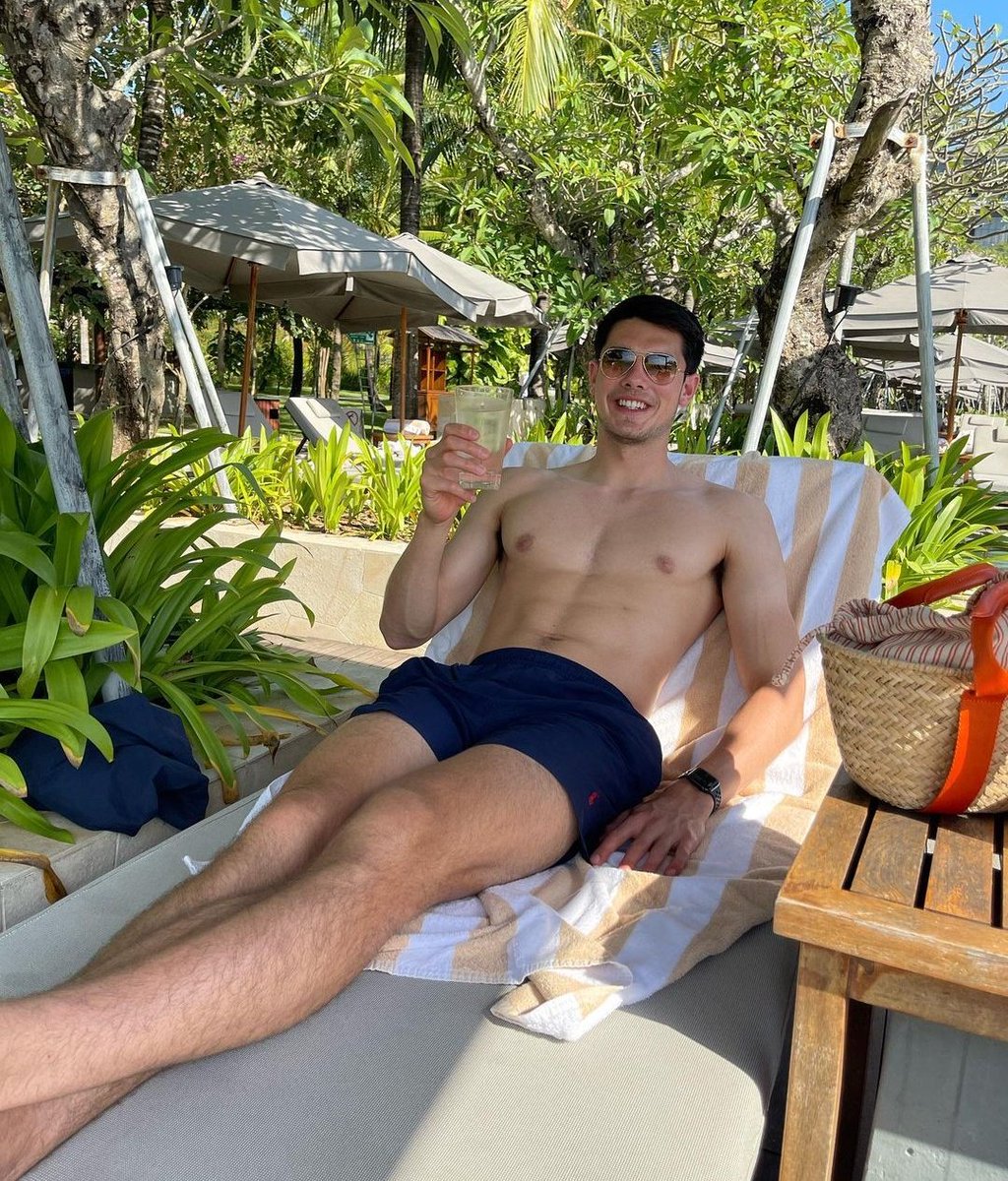mrvvip's tweet photo. Pesepakbola Elkan Baggot shirtless staycation in Bali. #sportwatch https://t.co/JuLhxAA32P