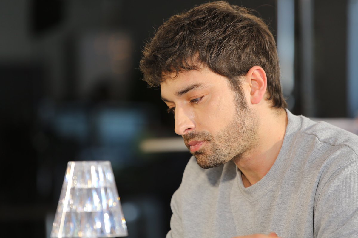 büyüleyici gülümsemen sıcak tavırların ve paylaştığın sevginin hassasiyetini seviyorum benim için çok özelsin u

#AlpNavruz AlpNavruz
#HalilTekin #YürekÇıkmazı