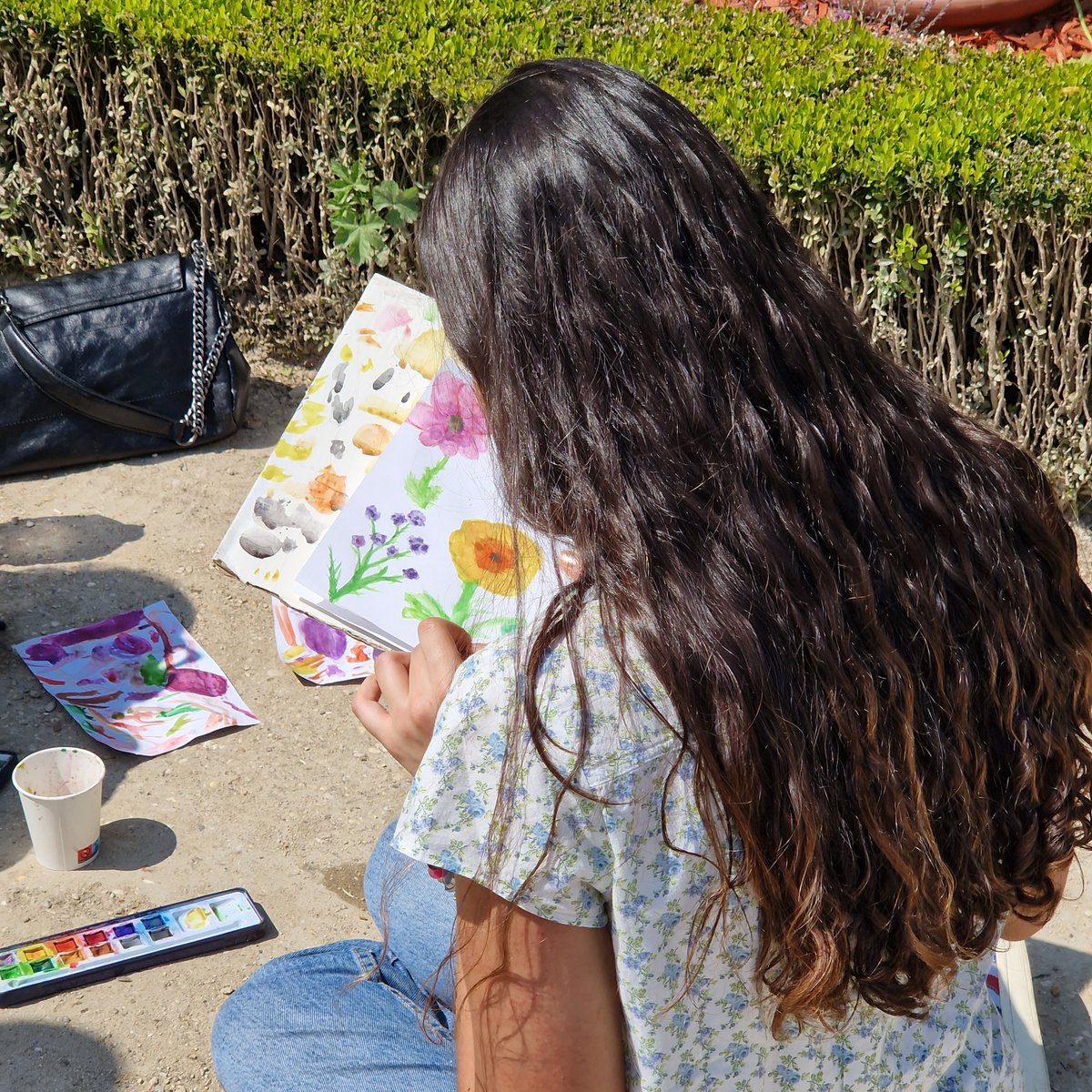 👀🎨 Cet été, le château propose des ateliers d’aquarelle en plein air, dans les jardins du Petit Trianon et du Hameau de la Reine. Initiez-vous à l’aquarelle en compagnie d'une artiste-peintre avec l'atelier 18-25 ans "Les Roses de Versailles" 👉billetterie.chateauversailles.fr/atelier-18-25-…