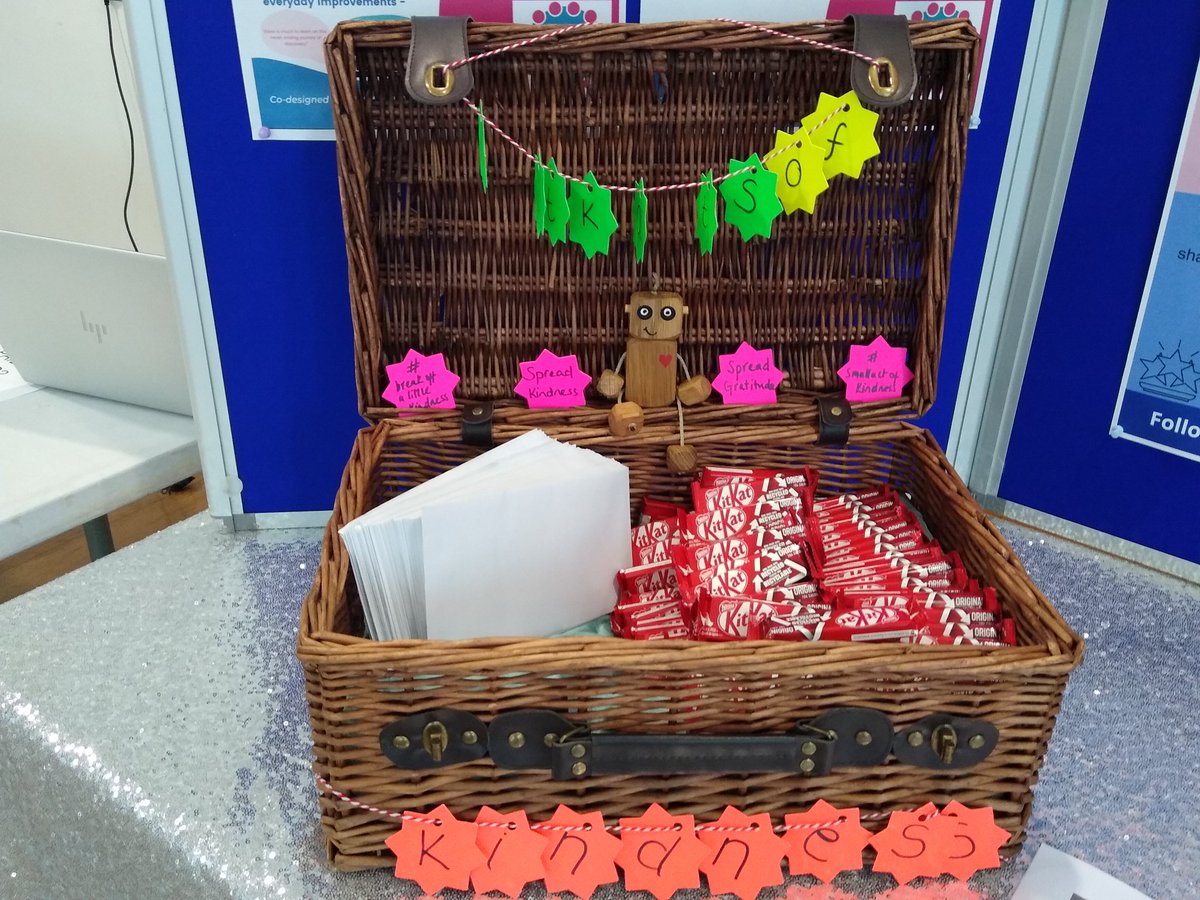 carrie_biddle's tweet photo. #ahpswShakersAndImprovers getting down with the SW networkers @Vicky_Gill_ @SAshleyMaguire #KitKatsofKindness 🥰 #NHS75 innovation builder challenge in our workforce market place today at the #swahpmassive @ahpqi https://t.co/oyEoyCnPII
