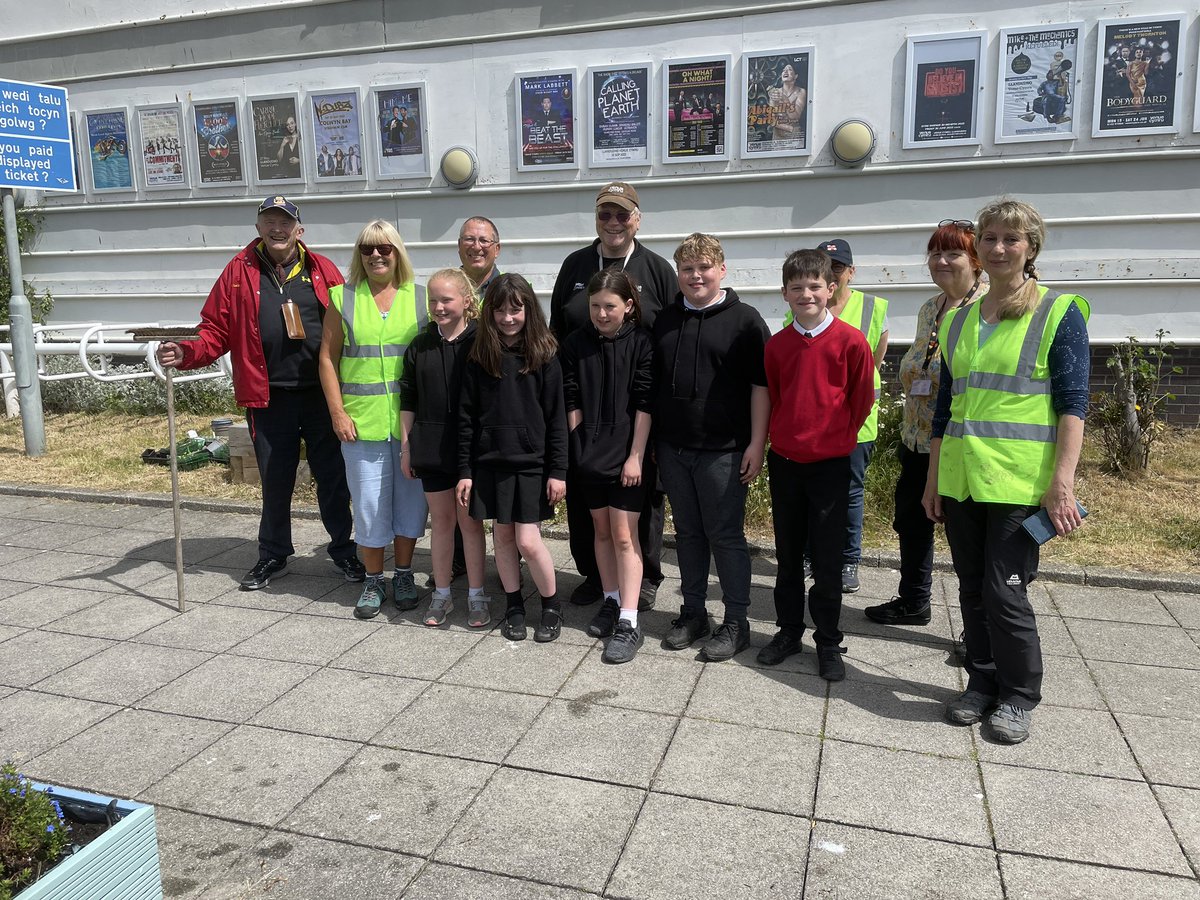 SanSior's tweet photo. Ffilmio at gyfer Newyddion ITV @ConwyFusion @CyfunoConwy @edibleconwy @RHSSchools https://t.co/bpjia5bw5O