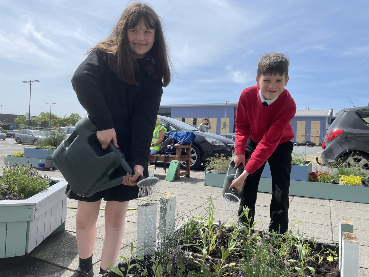SanSior's tweet photo. Ffilmio at gyfer Newyddion ITV @ConwyFusion @CyfunoConwy @edibleconwy @RHSSchools https://t.co/bpjia5bw5O