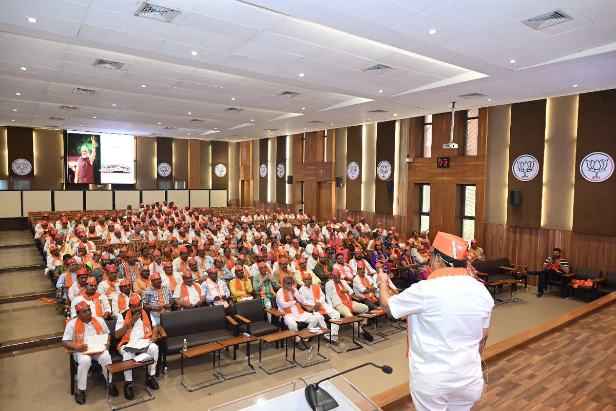 AdarshRChauhan's tweet photo. BJP4Gujarat: @CRPaatil @ratnakar273 આ પ્રસંગે પ્રદેશ મહામંત્રી શ્રી @pradipsinhbjp , કેબિનેટ મંત્રી શ્રી @kuberdindor , પંચમહાલ જિલ્લાના પ્રમુખ શ્રી અશ્વિનભાઈ પટેલ, મહીસાગર જિલ્લાના પ્રમુખ શ્રી દશરથભાઈ બારીયા સહિત હોદ્દેદારો, ધારાસભ્યશ્રીઓ અને કારોબાર��� સ… https://t.co/qxFZcVe2cS