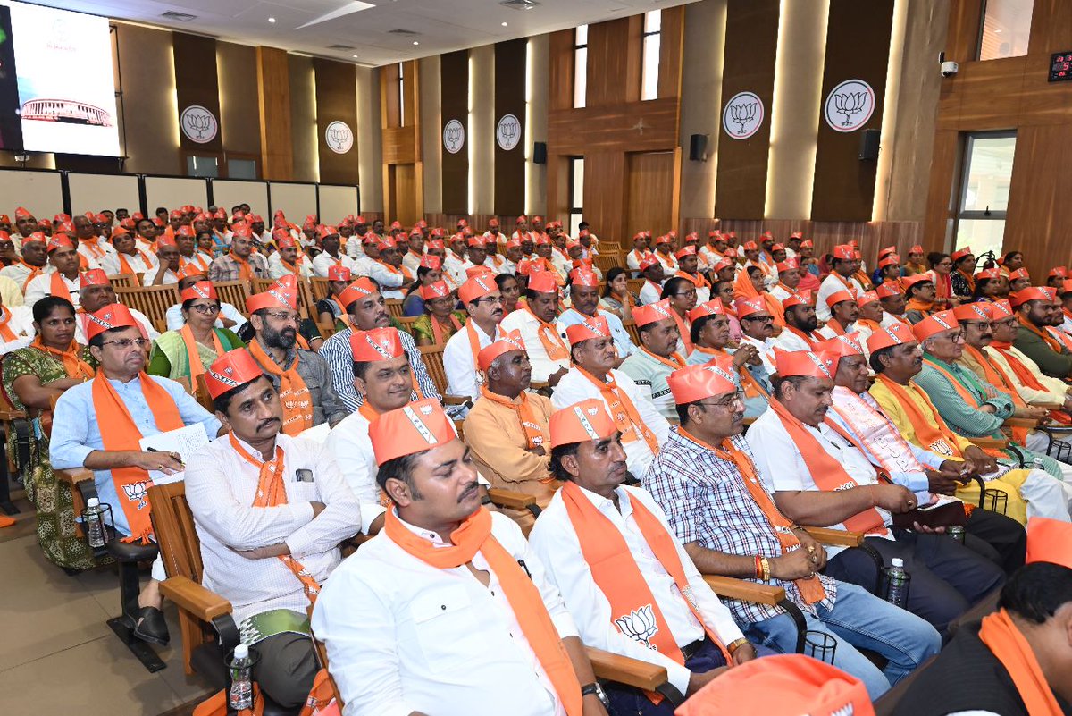 AdarshRChauhan's tweet photo. BJP4Gujarat: @CRPaatil @ratnakar273 આ પ્રસંગે પ્રદેશ મહામંત્રી શ્રી @pradipsinhbjp , કેબિનેટ મંત્રી શ્રી @kuberdindor , પંચમહાલ જિલ્લાના પ્રમુખ શ્રી અશ્વિનભાઈ પટેલ, મહીસાગર જિલ્લાના પ્રમુખ શ્રી દશરથભાઈ બારીયા સહિત હોદ્દેદારો, ધારાસભ્યશ્રીઓ અને કારોબાર��� સ… https://t.co/qxFZcVe2cS